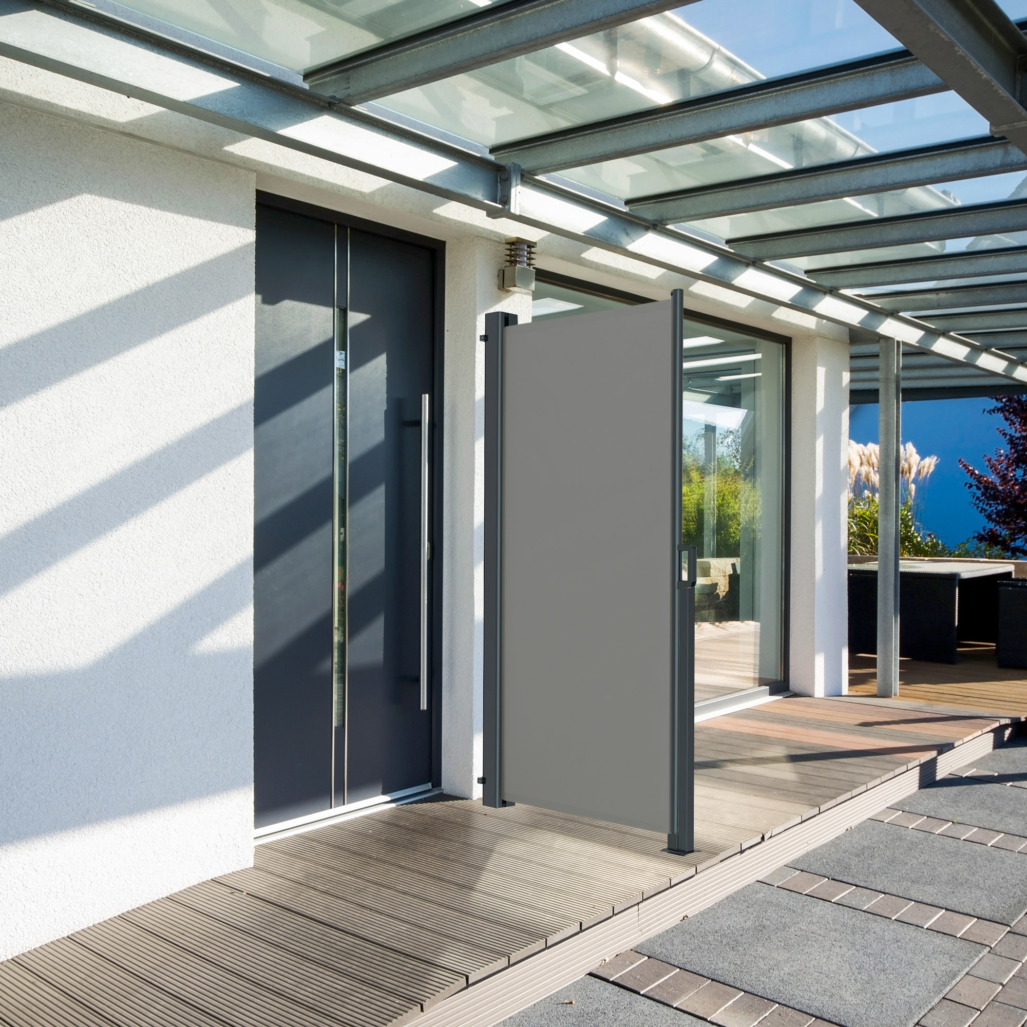 Seitenzugmarkise auf Terrasse vor Glastür, bietet Sicht- und Windschutz