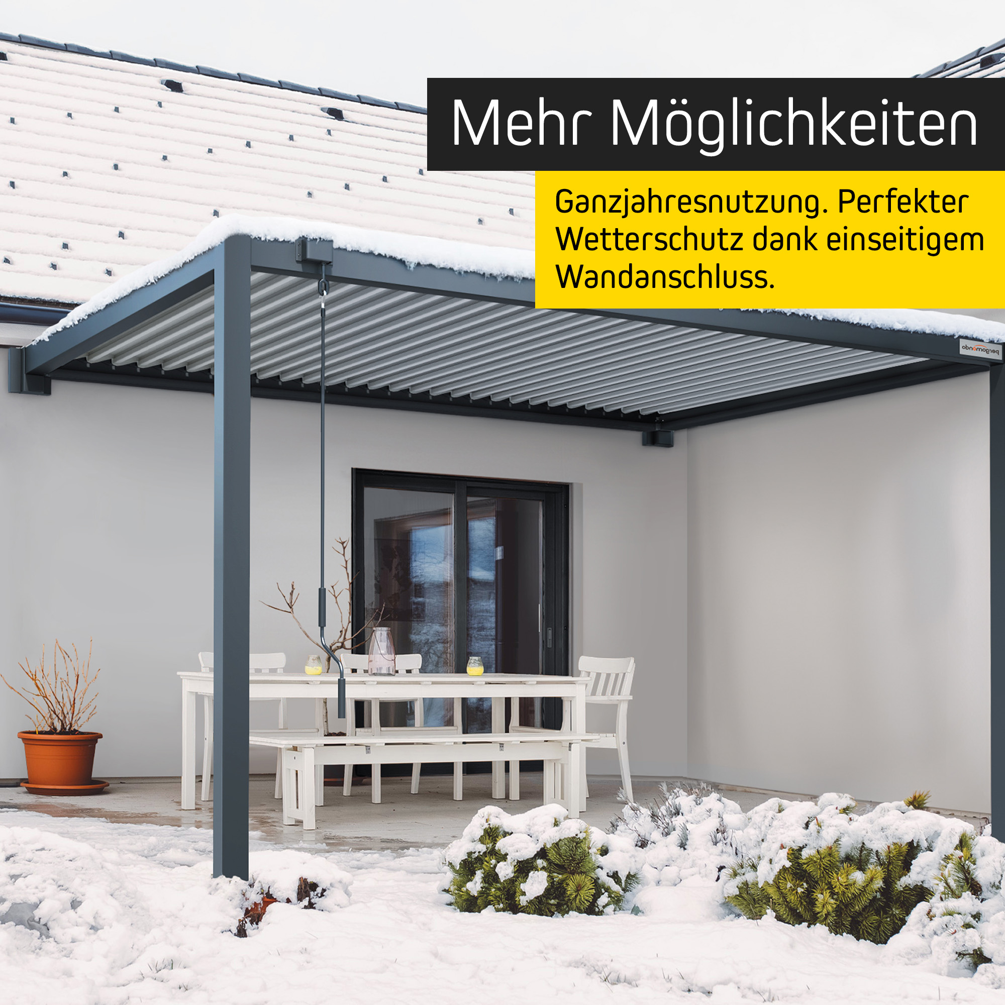 Wandmontiertes Pergola-Set mit Lamellendach über Terrasse mit Tisch und Stühlen