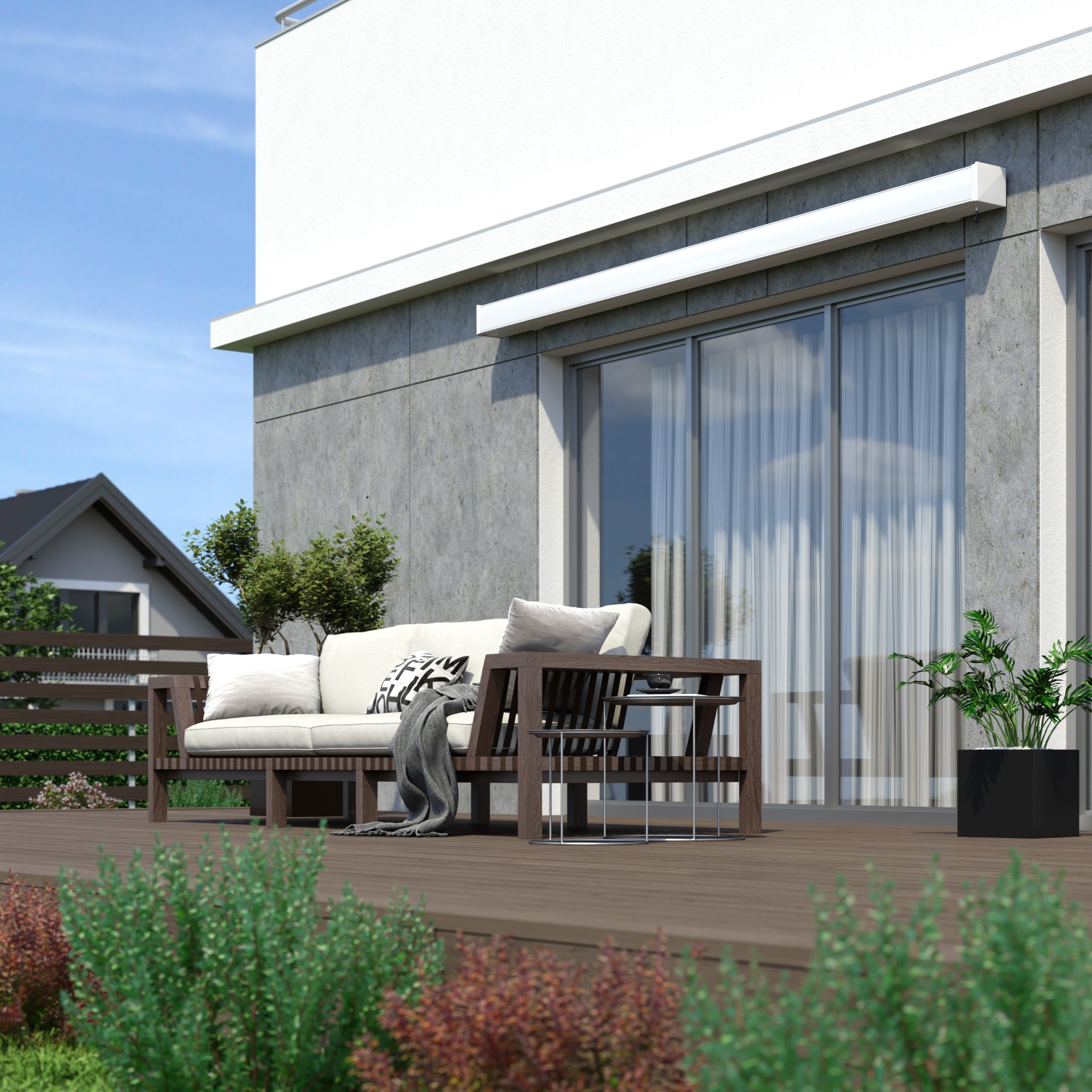 Terrasse mit Kassettenmarkise über Glastüren, Sitzmöbel und Pflanzen im Außenbereich