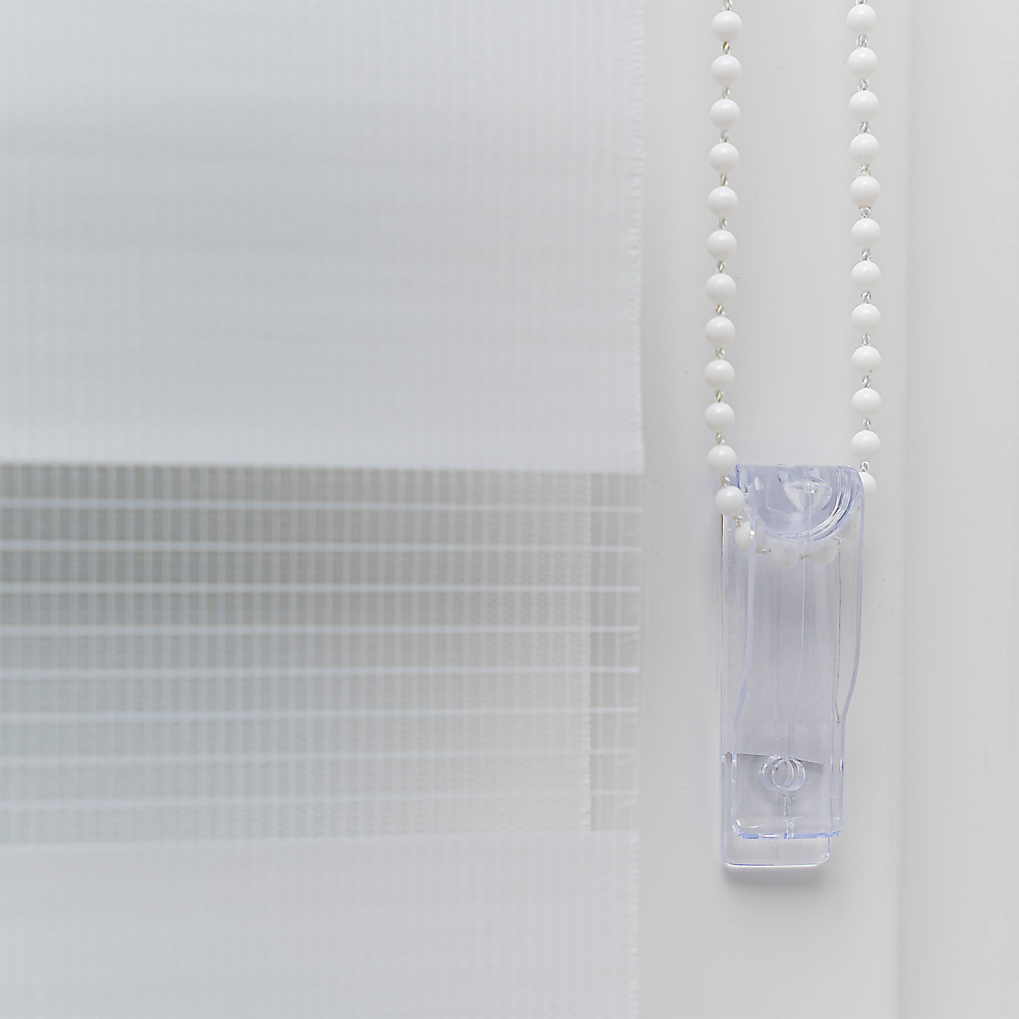 Klemmfix Doppelrollo mit Kettenzug und transparentem Halter an Fensterrahmen befestigt