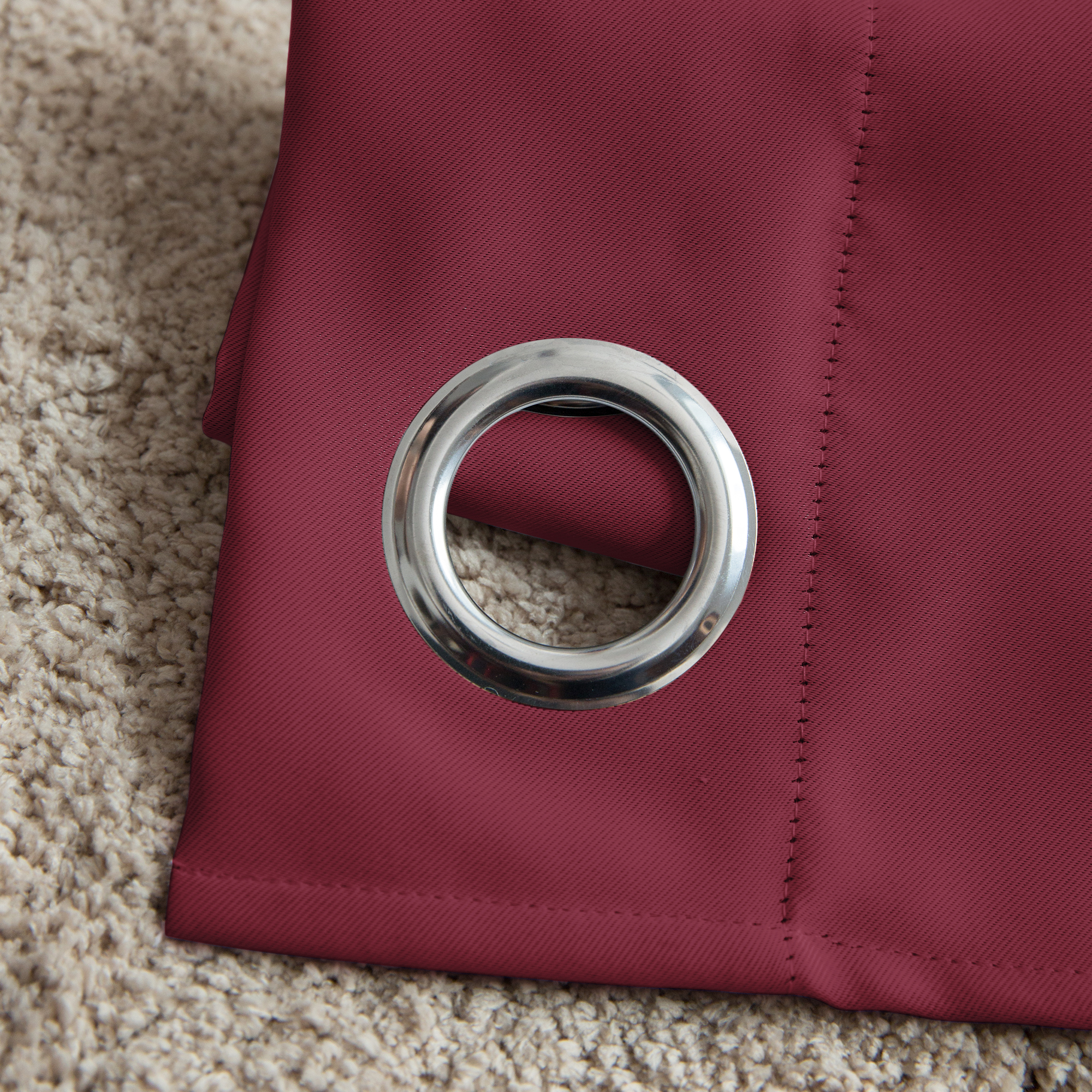 slider_image_777c5f604acd445ca6b9a4e825ea99ff Ösenvorhang mit Metallring auf Teppich liegend