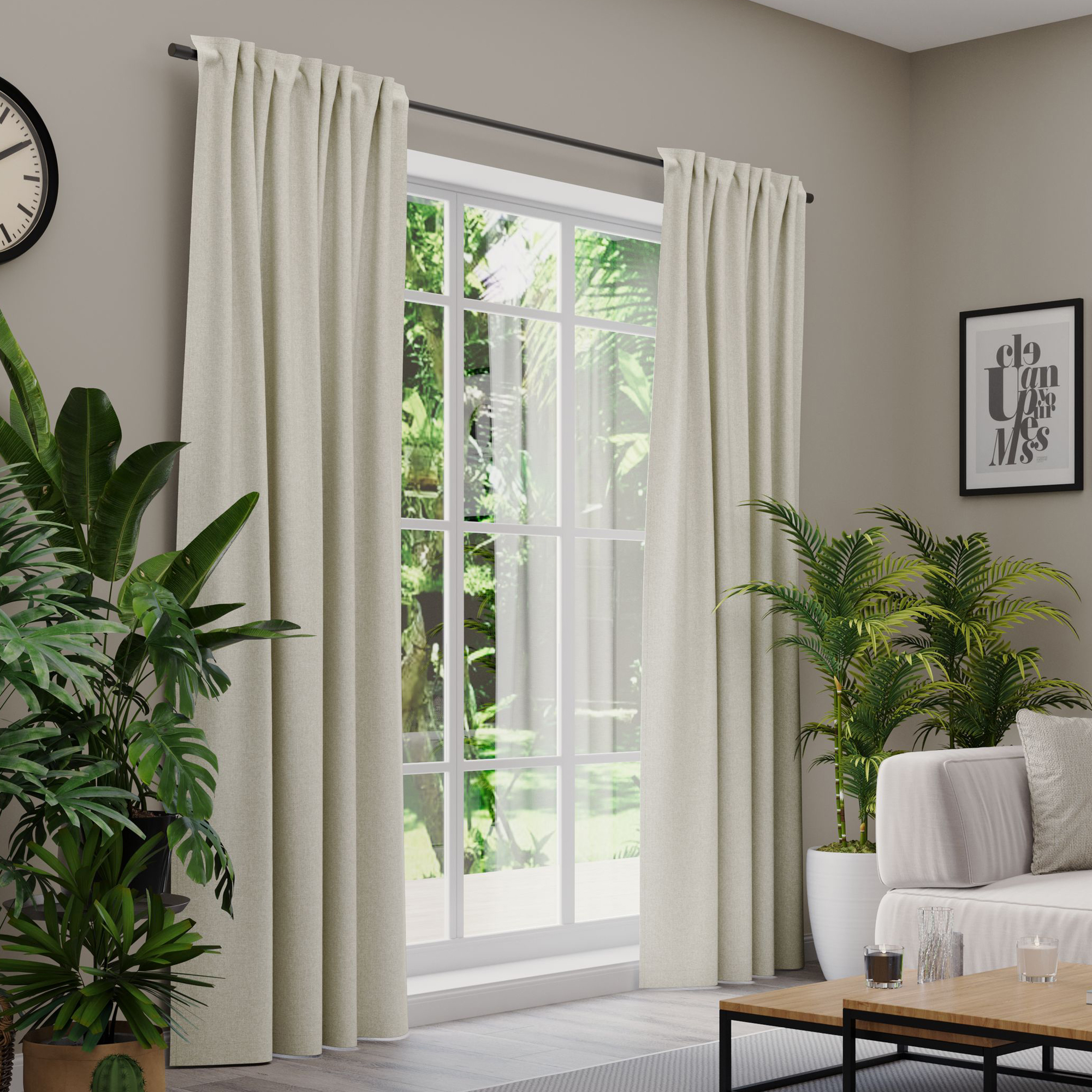 Gardinen an einem Fenster in einem Wohnzimmer mit Pflanzen und Möbeln