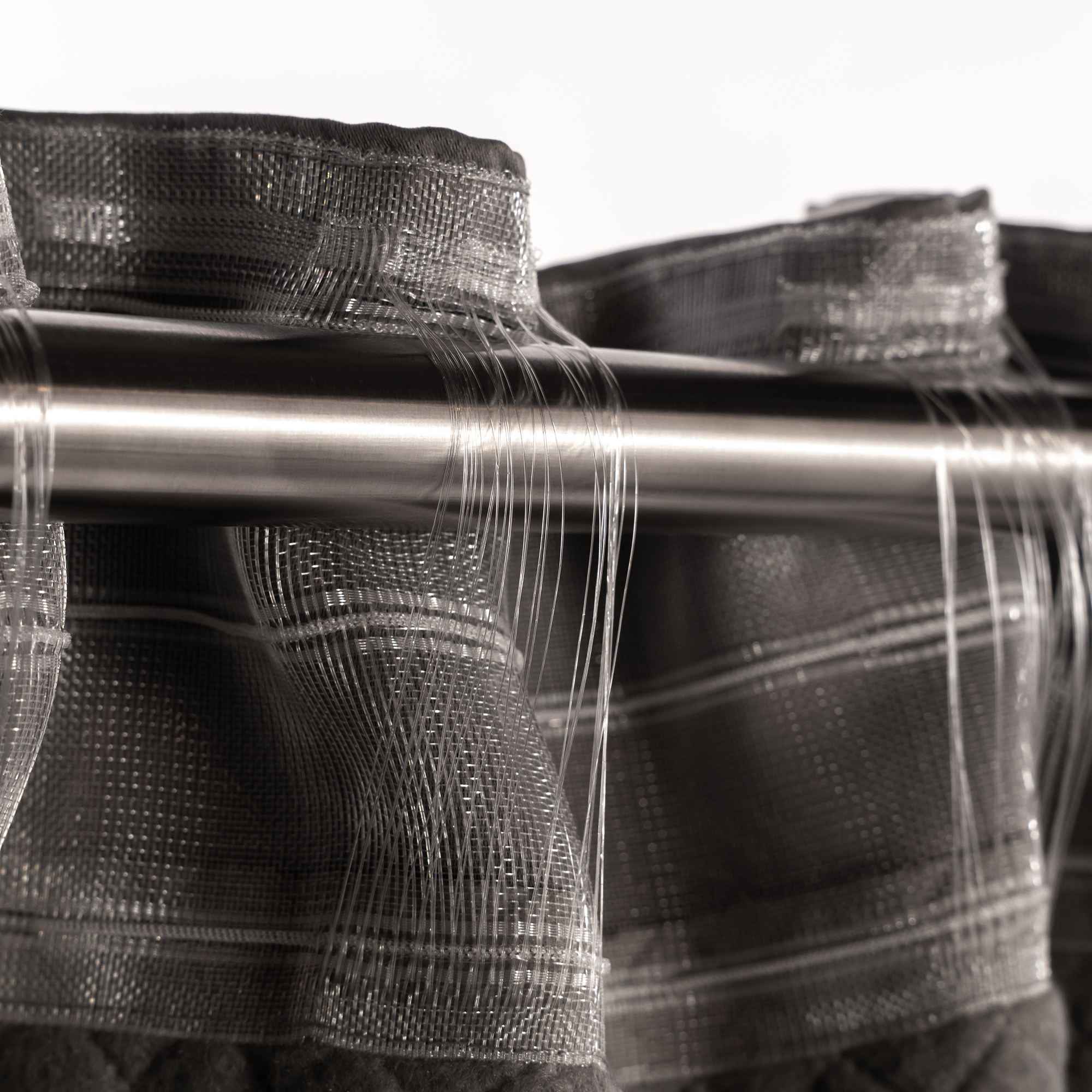 slider_image_019228cb19827137924ca3a9901c648d Akustik-Vorhang mit Kombiband an Stange befestigt, Detailansicht der Aufhängung