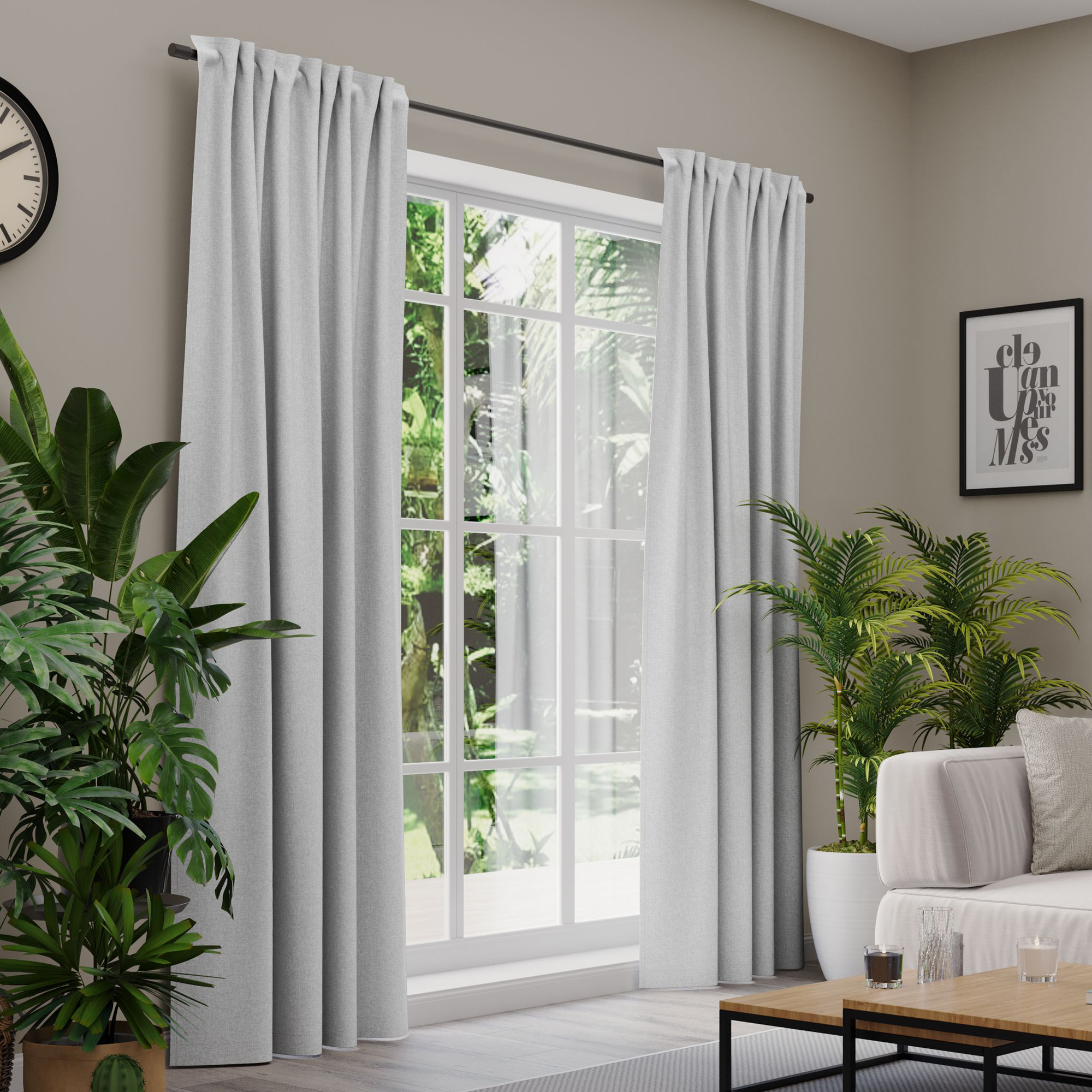 Gardinen an einem Fenster in einem Wohnzimmer mit Pflanzen und Möbeln