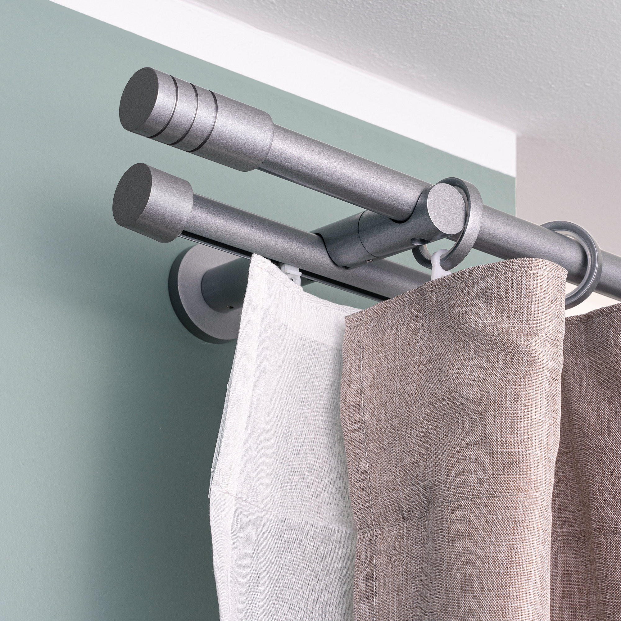 Gardinenstange Set mit Innenlauf und zwei Vorhängen an der Wand montiert