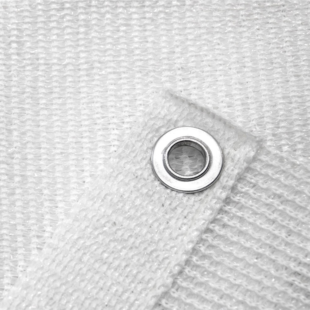 slider_image_01926b79047b70d59e9aa218409a3be8 Nahaufnahme einer atmungsaktiven Balkonbespannung aus HDPE mit Öse zur Befestigung