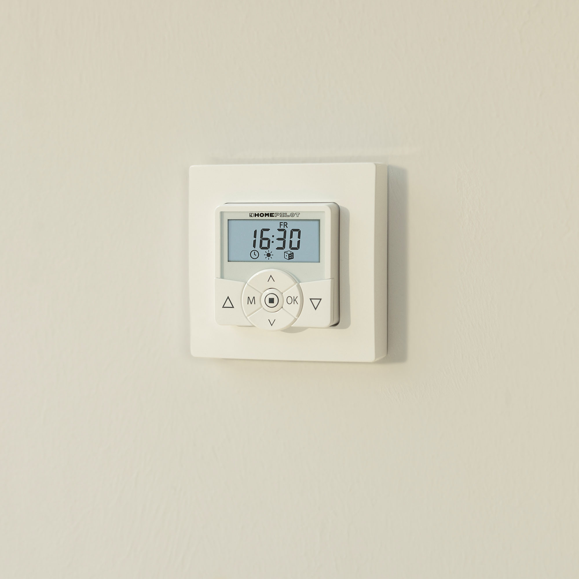 slider_image_01933f2c88ac7483abca9a25b520dd1b Digitale Zeitschaltuhr an der Wand mit Display und Bedientasten