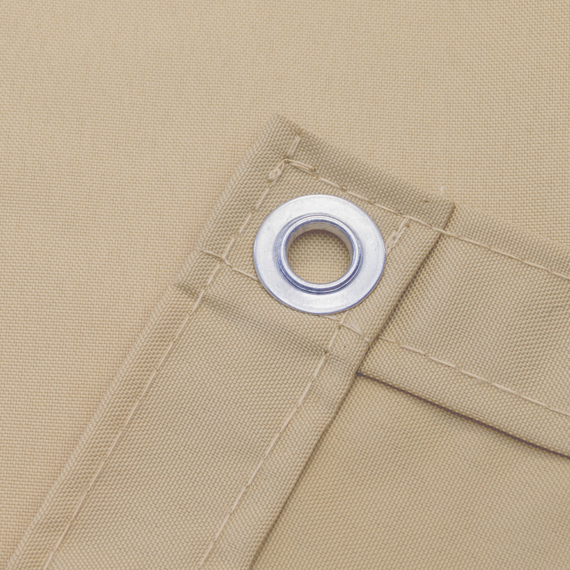 Nahaufnahme einer Balkonbespannung aus wasserdichtem Polyester mit Öse zur Befestigung