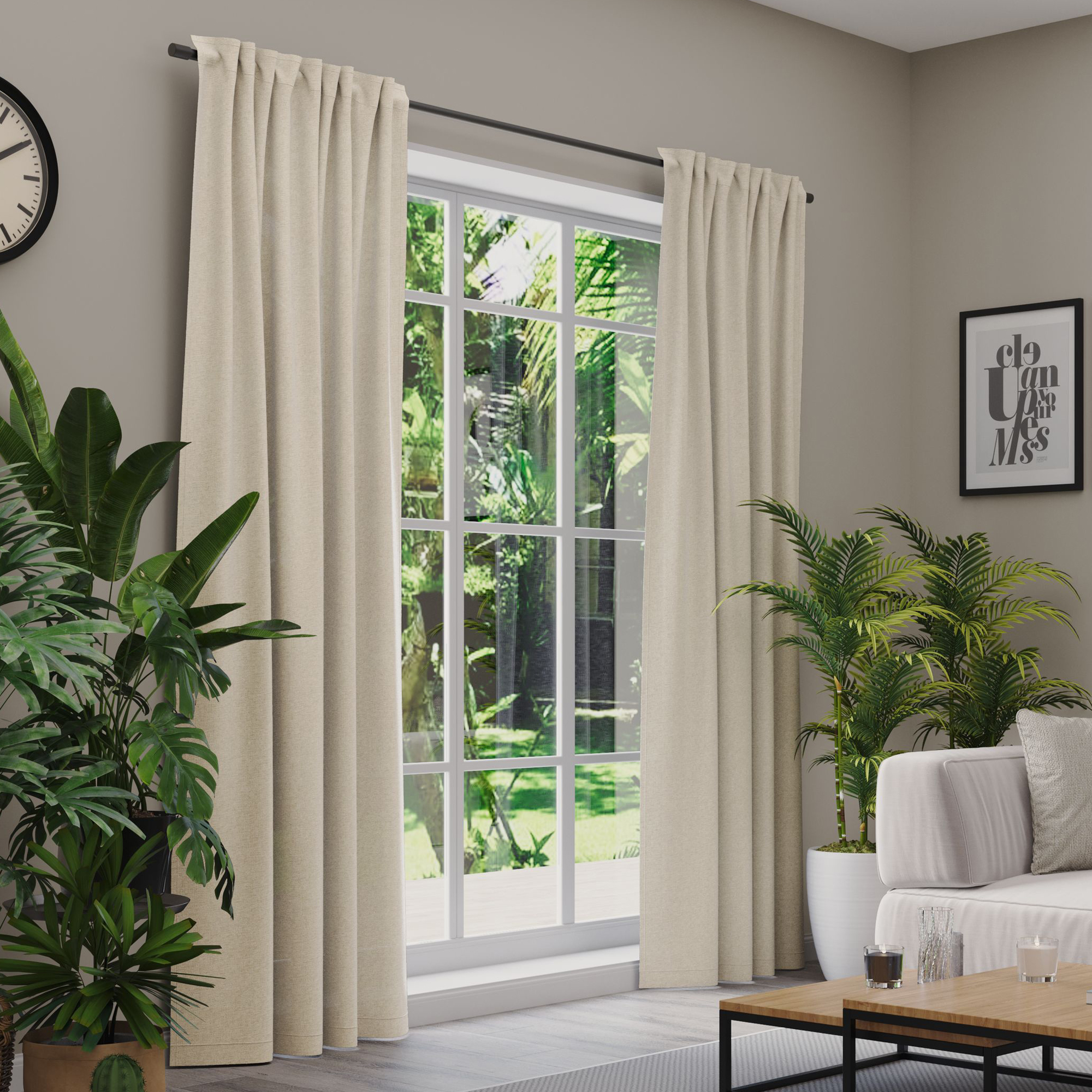 Gardinen an einem Fenster in einem Wohnzimmer mit Pflanzen und Möbeln