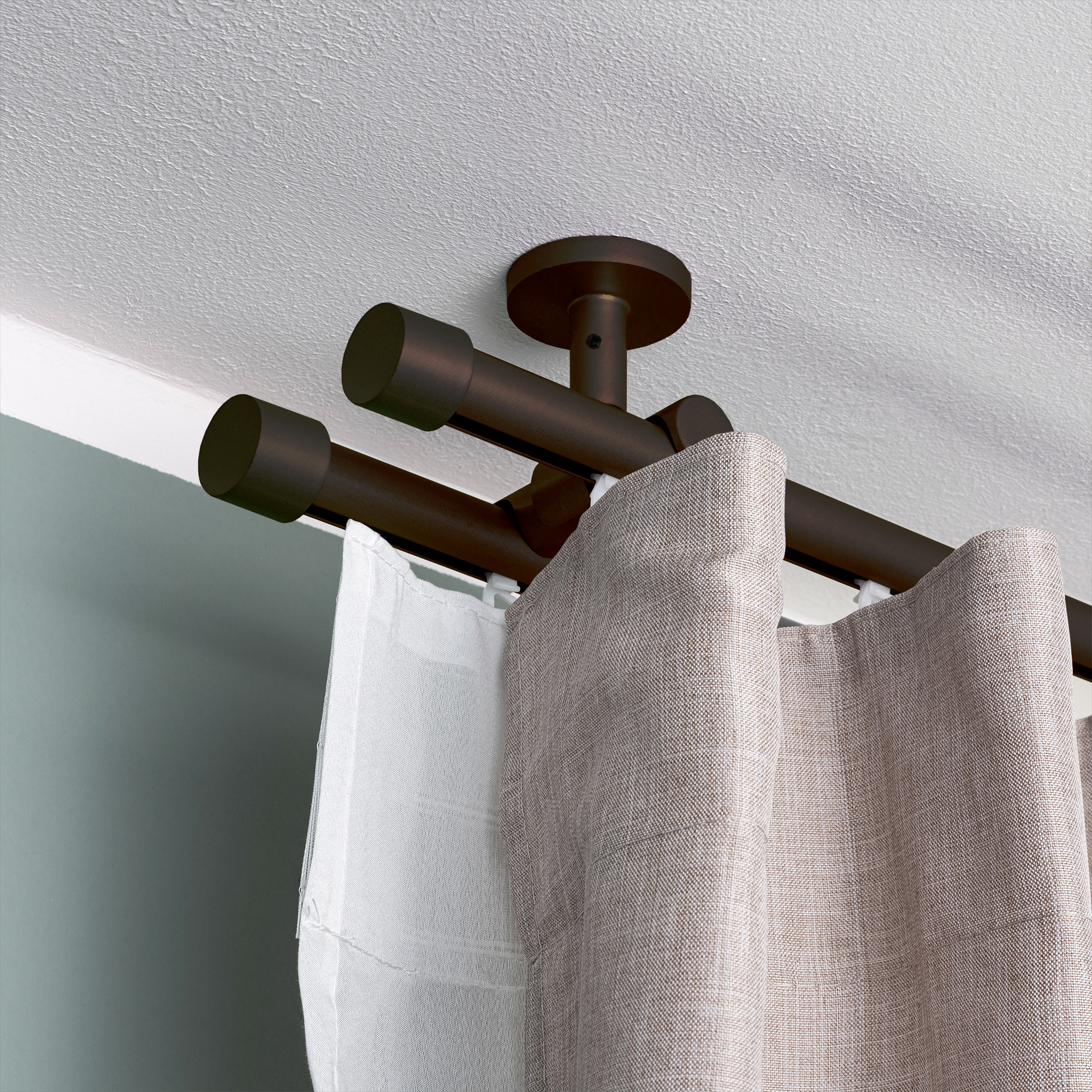 Deckenhalter für Gardinenstange mit Innenlauf, montiert an der Decke mit Gardinen befestigt