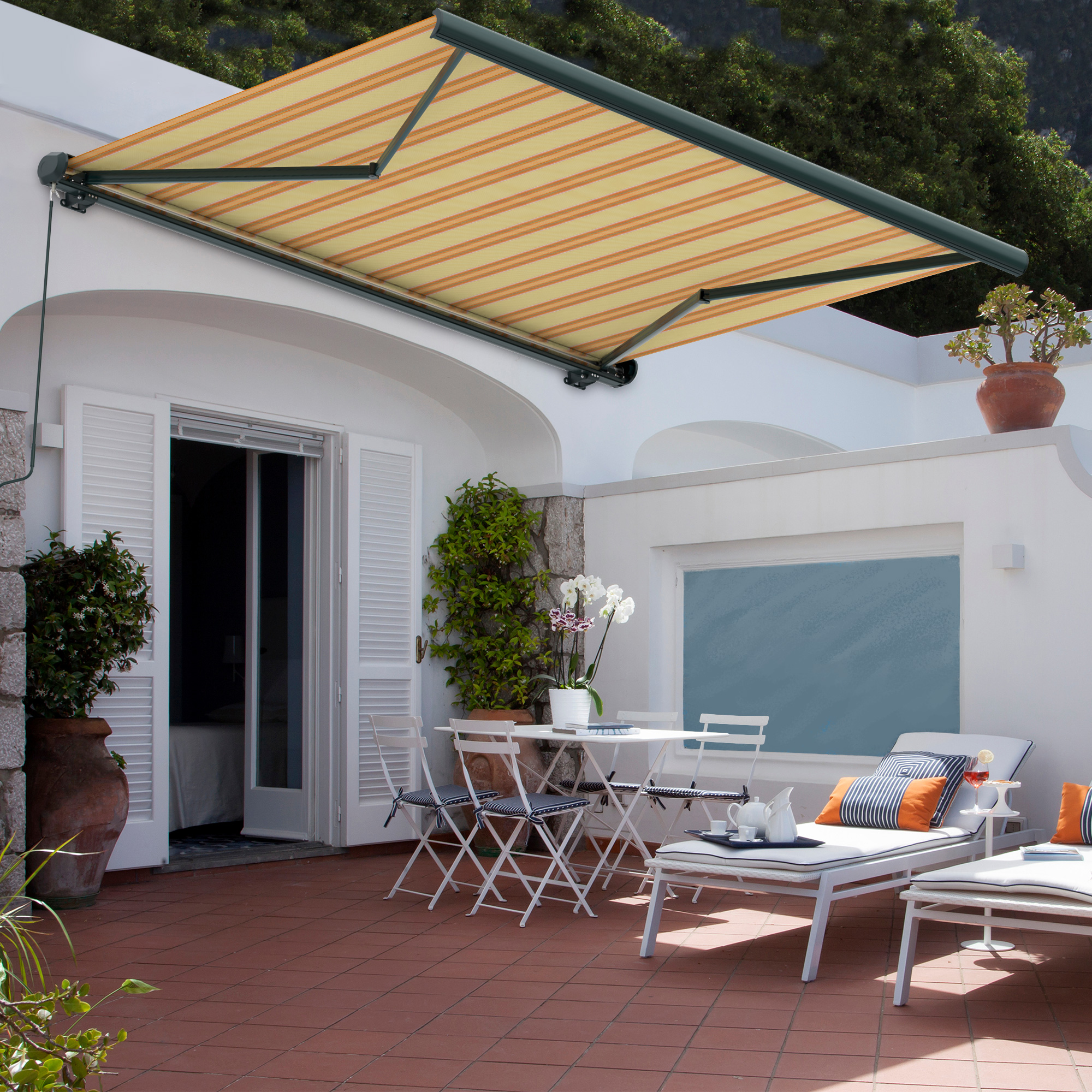 Kassettenmarkise über Terrasse mit Tisch und Stühlen