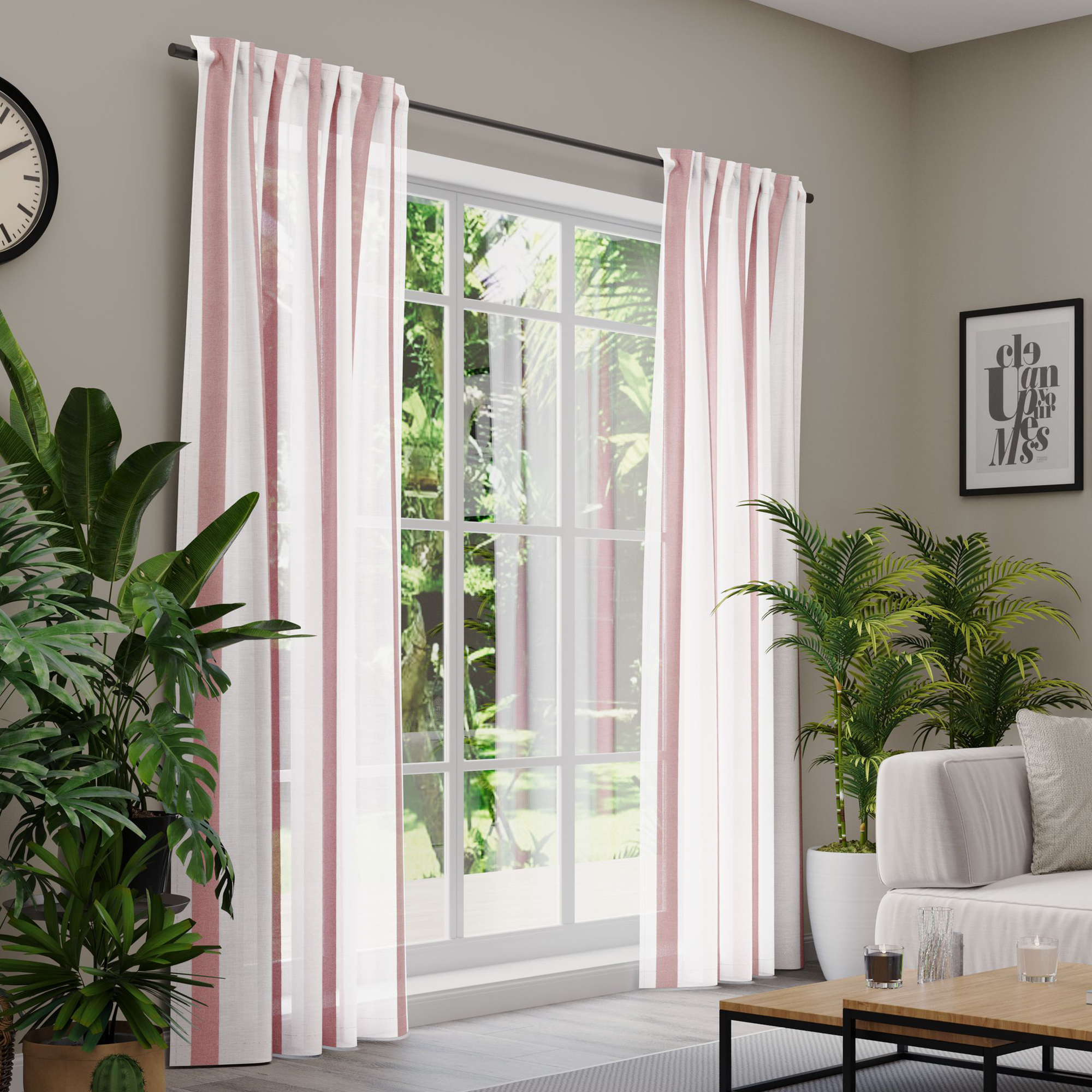 Gardinen an einem Fenster in einem Wohnzimmer mit Pflanzen und Möbeln