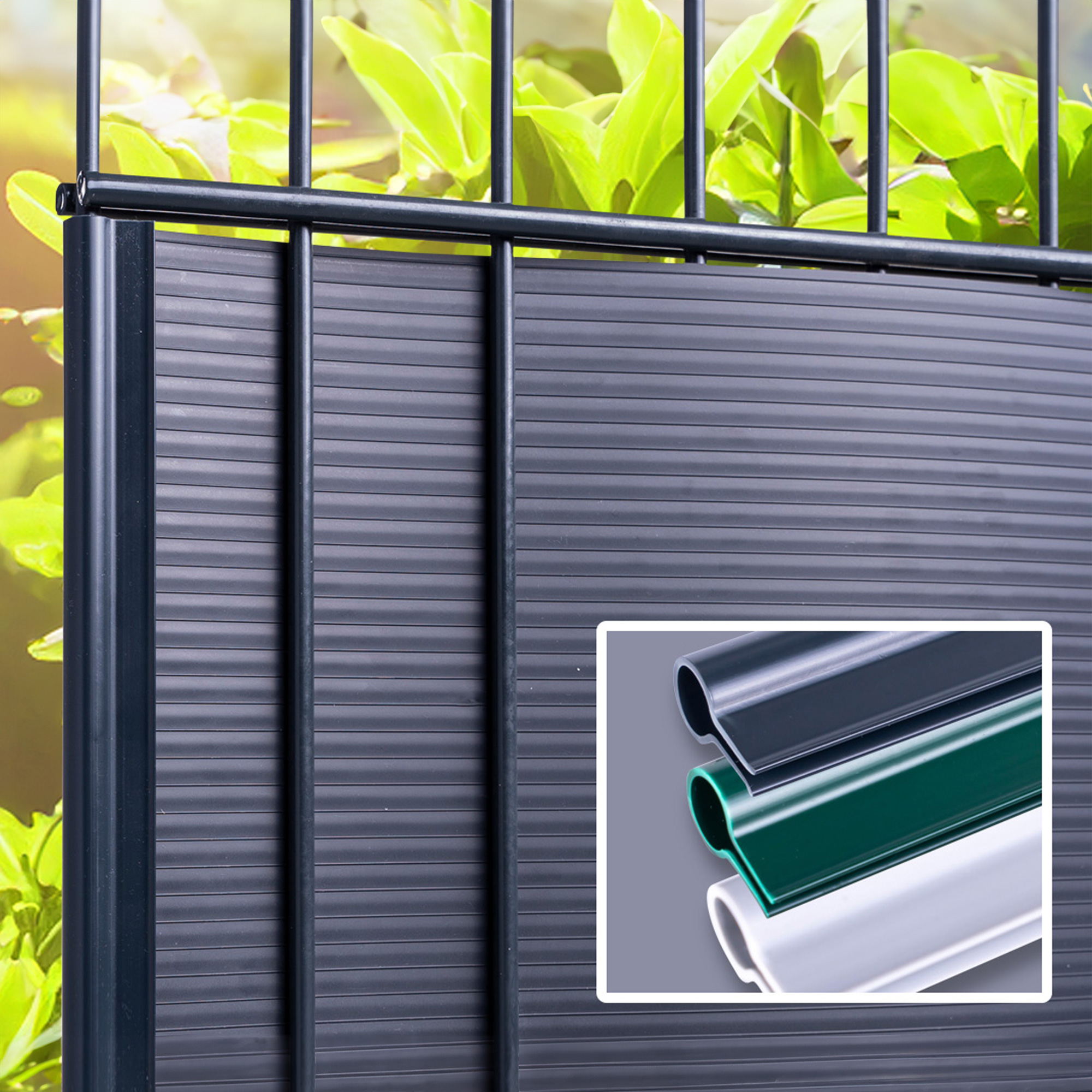 slider_image_019514848a637da389c5932df6aad5ce Zaun mit Sichtschutzstreifen und Detailansicht der Streifenenden