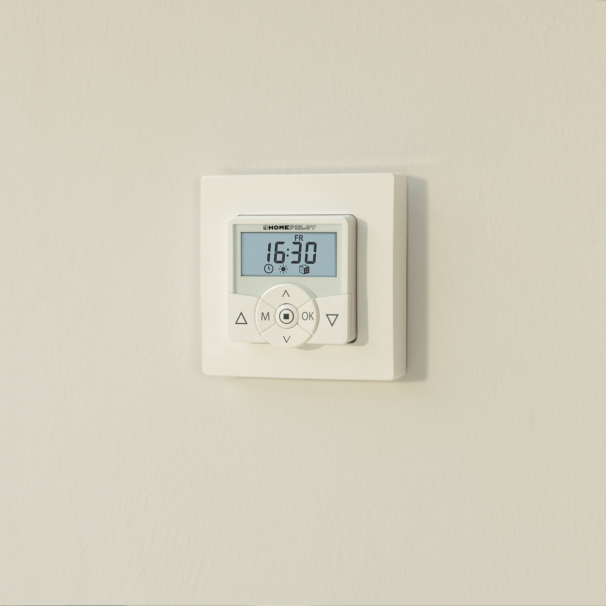 slider_image_0192756dc68c73839d70bc3607767f0a Digitale Zeitschaltuhr an der Wand mit Display und Bedientasten zur Steuerung von Geräten