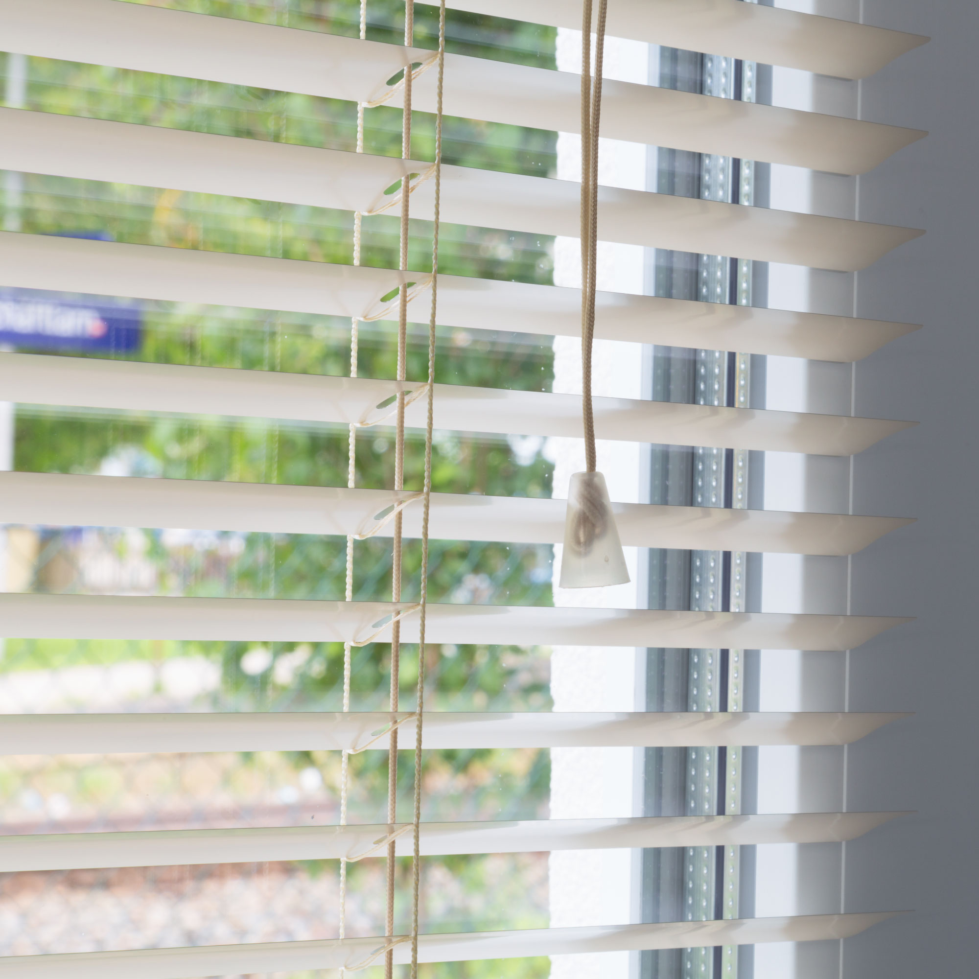 slider_image_b53c5ac4c59e488ea894b006cf83b8eb Aluminium Jalousie mit Lamellen und Zugkordel vor einem Fenster