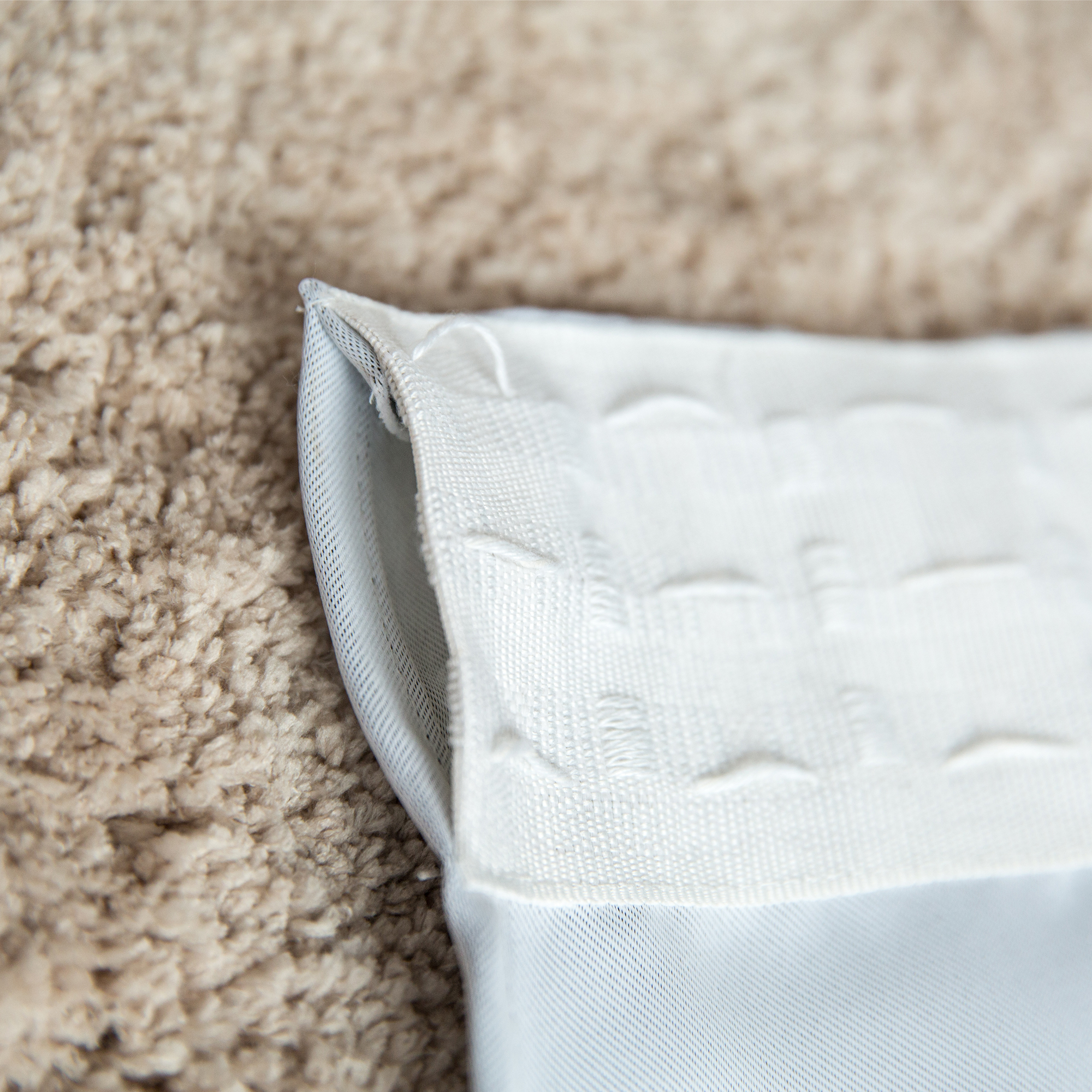 slider_image_bda6ad6053e54c1c92f8b11049f4d844 Nahaufnahme eines Vorhangs mit Kräuselband auf einem Teppichboden