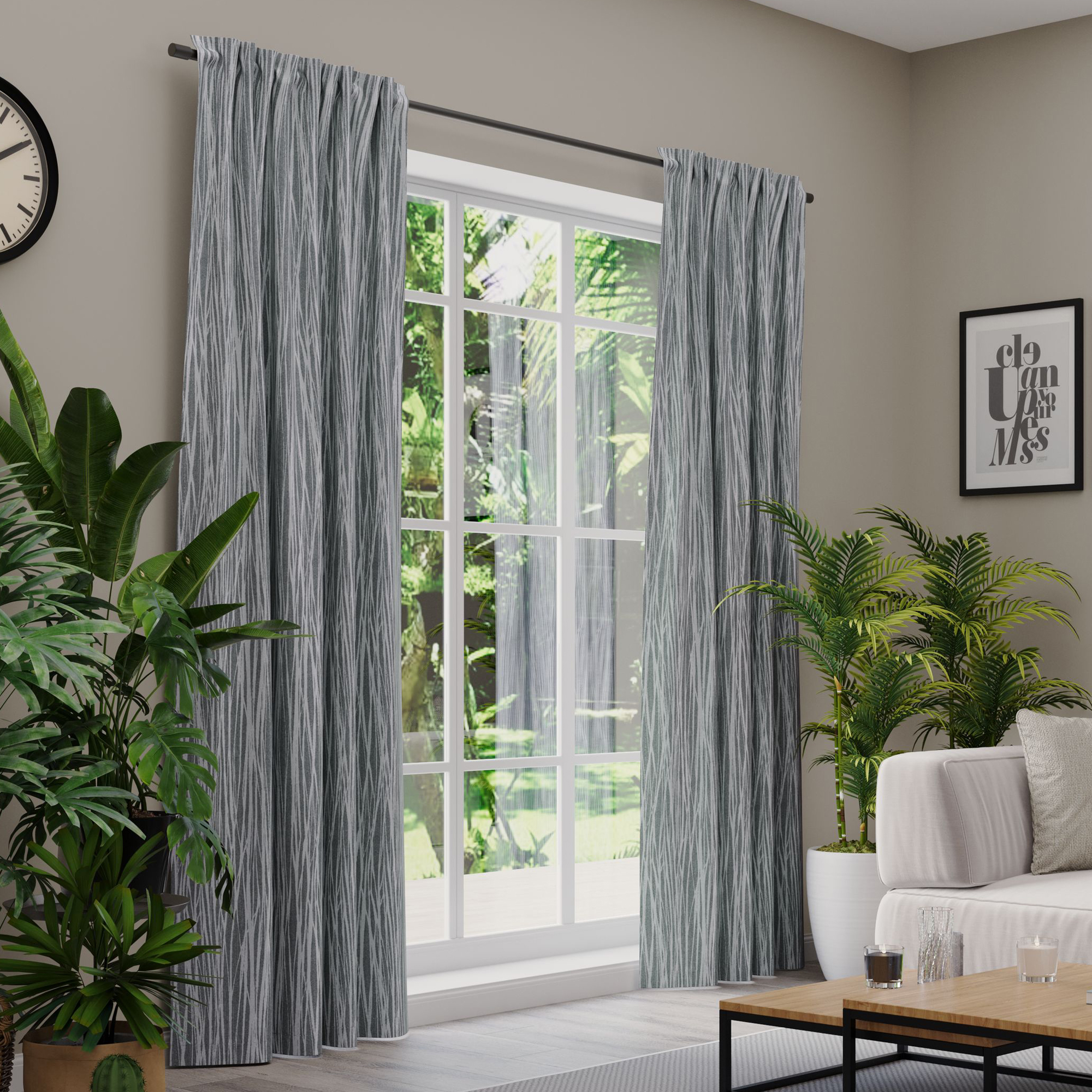 Gardinen an einem Fenster in einem Wohnzimmer mit Pflanzen und Möbeln