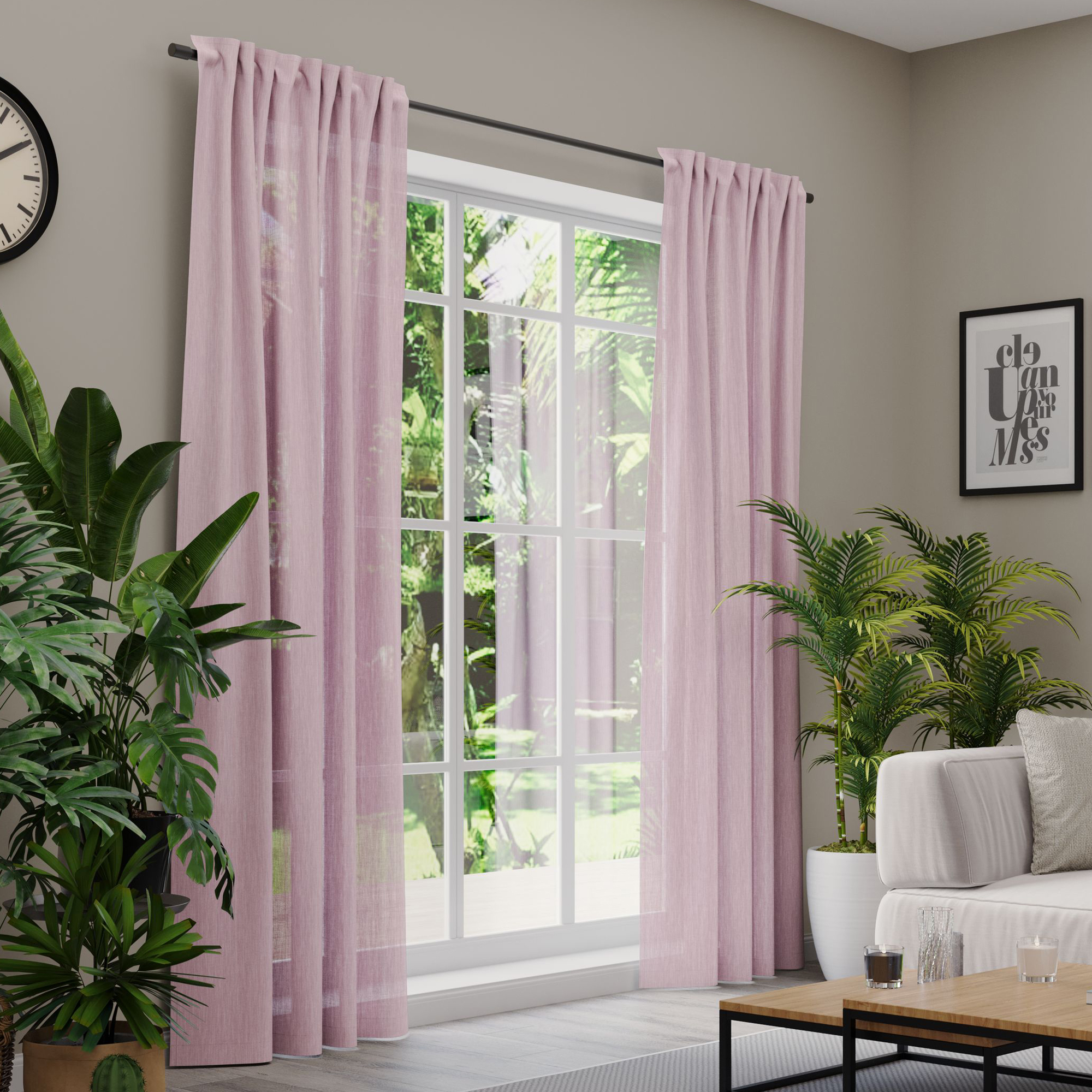 Gardinen an einem Fenster in einem Wohnzimmer mit Pflanzen und Möbeln