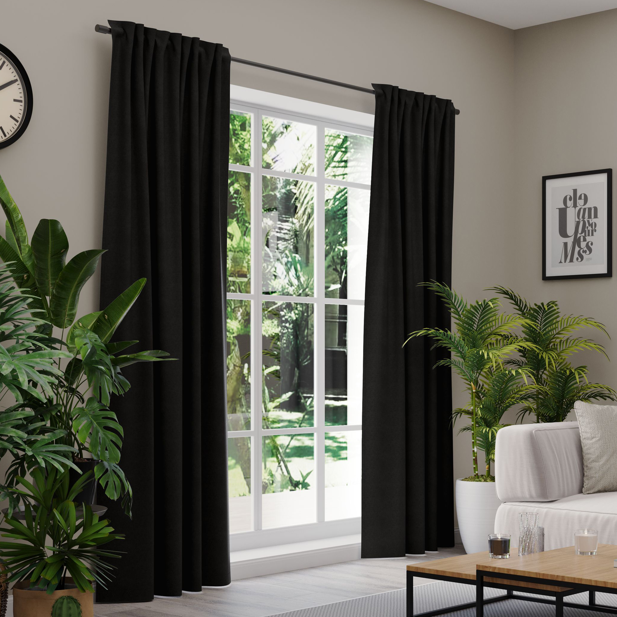 Gardinen an einem Fenster in einem Wohnzimmer mit Pflanzen und Möbeln