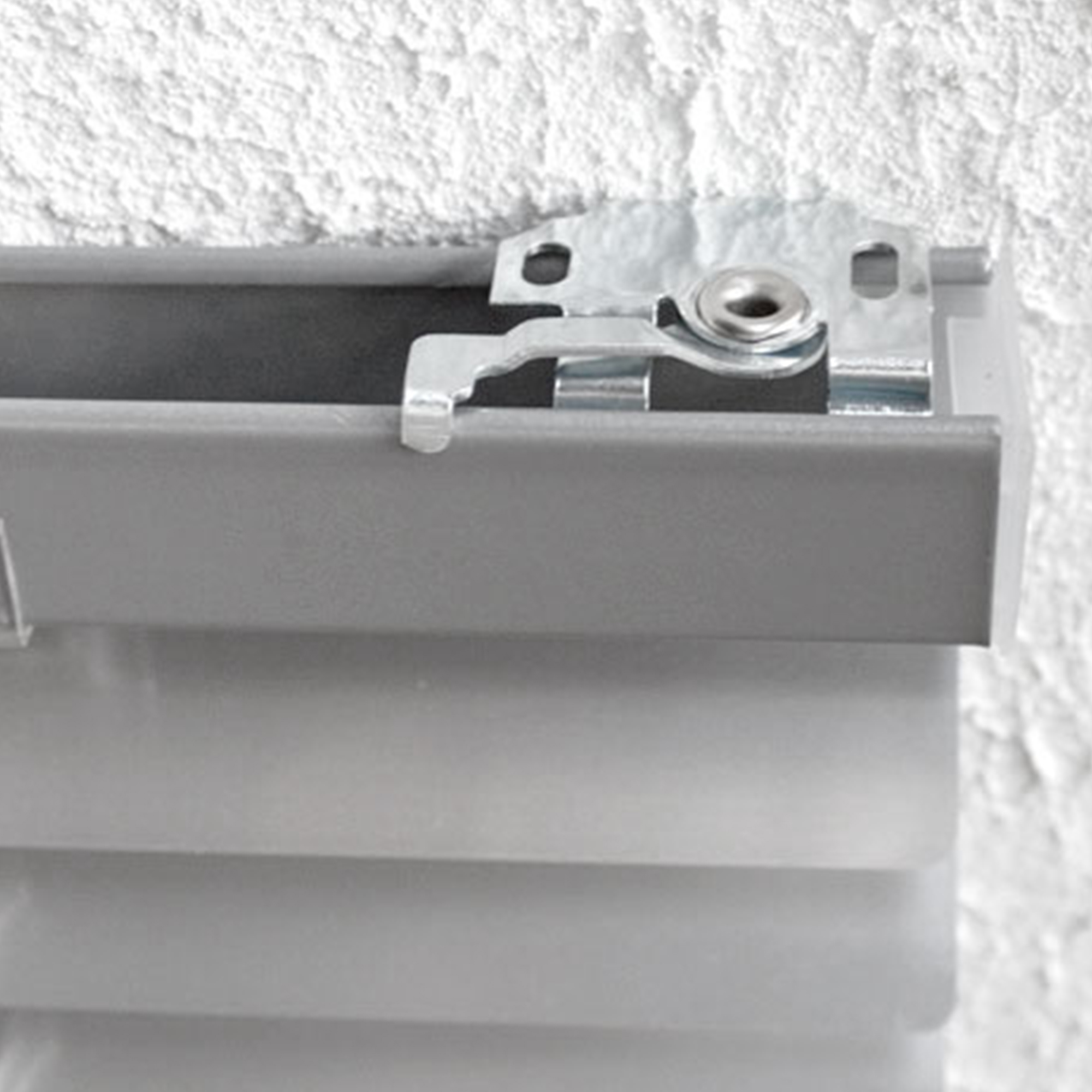 Nahaufnahme einer Aluminiumjalousie mit Halterung an der Wand montiert