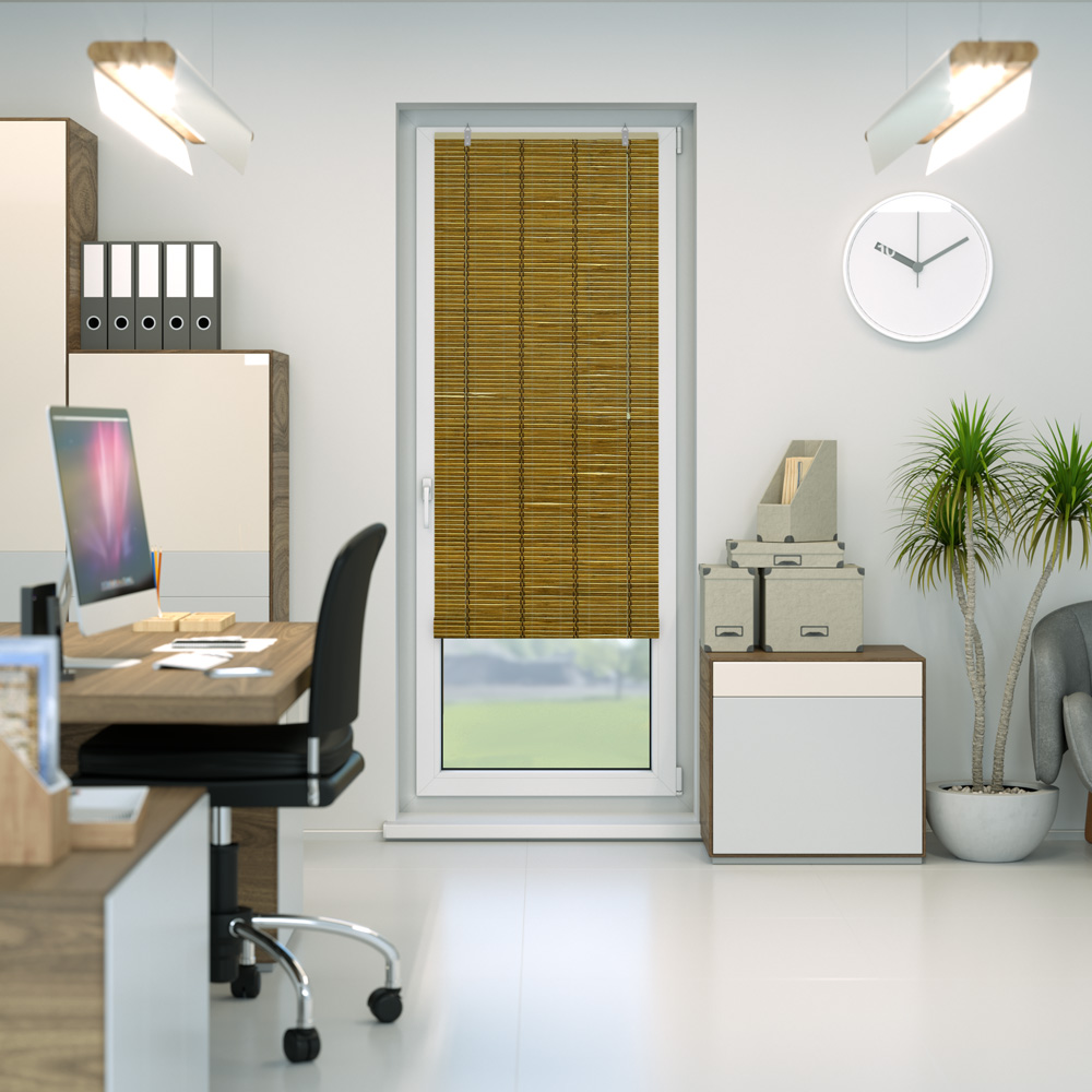 Bambusrollo an einer Tür in einem Büro mit Schreibtisch und Pflanzen im Hintergrund