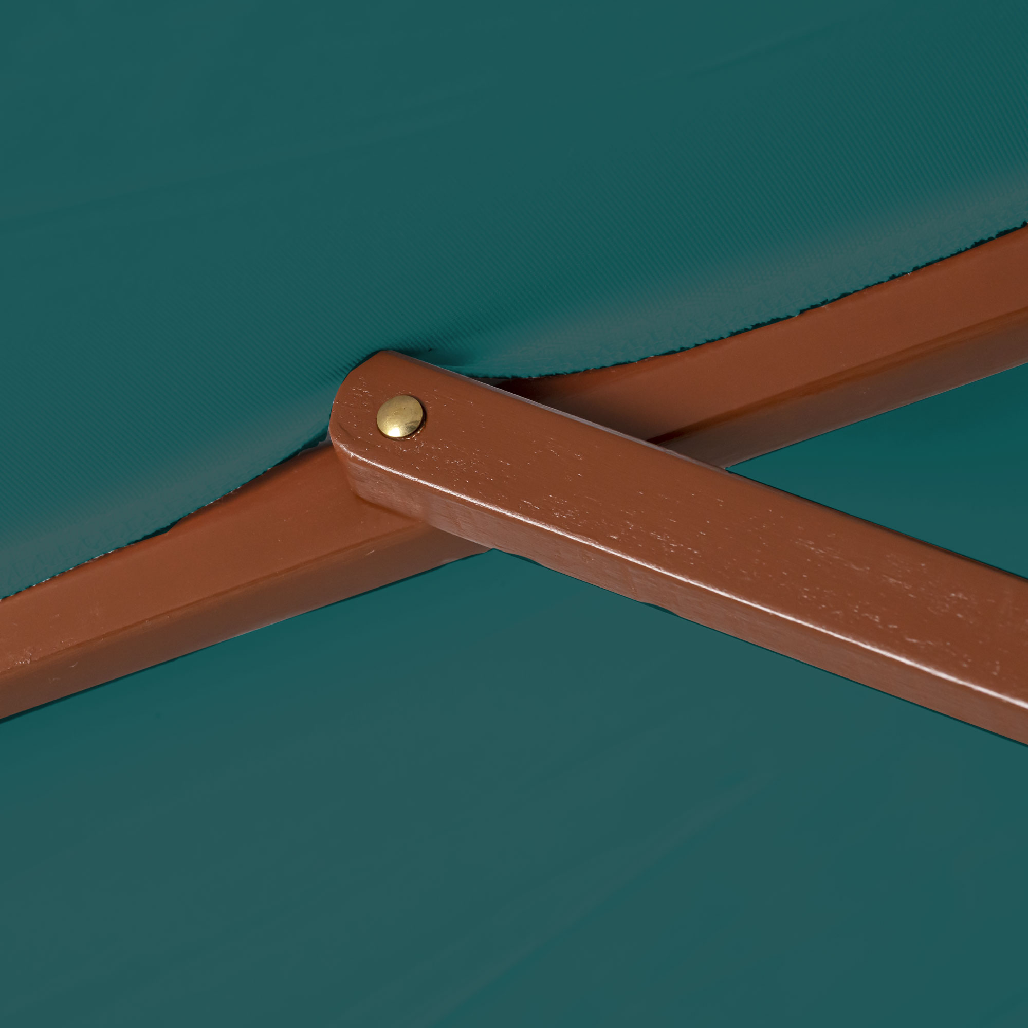 Nahaufnahme eines knickbaren Holz-Sonnenschirms mit sichtbarem Gelenk und Stoffbespannung