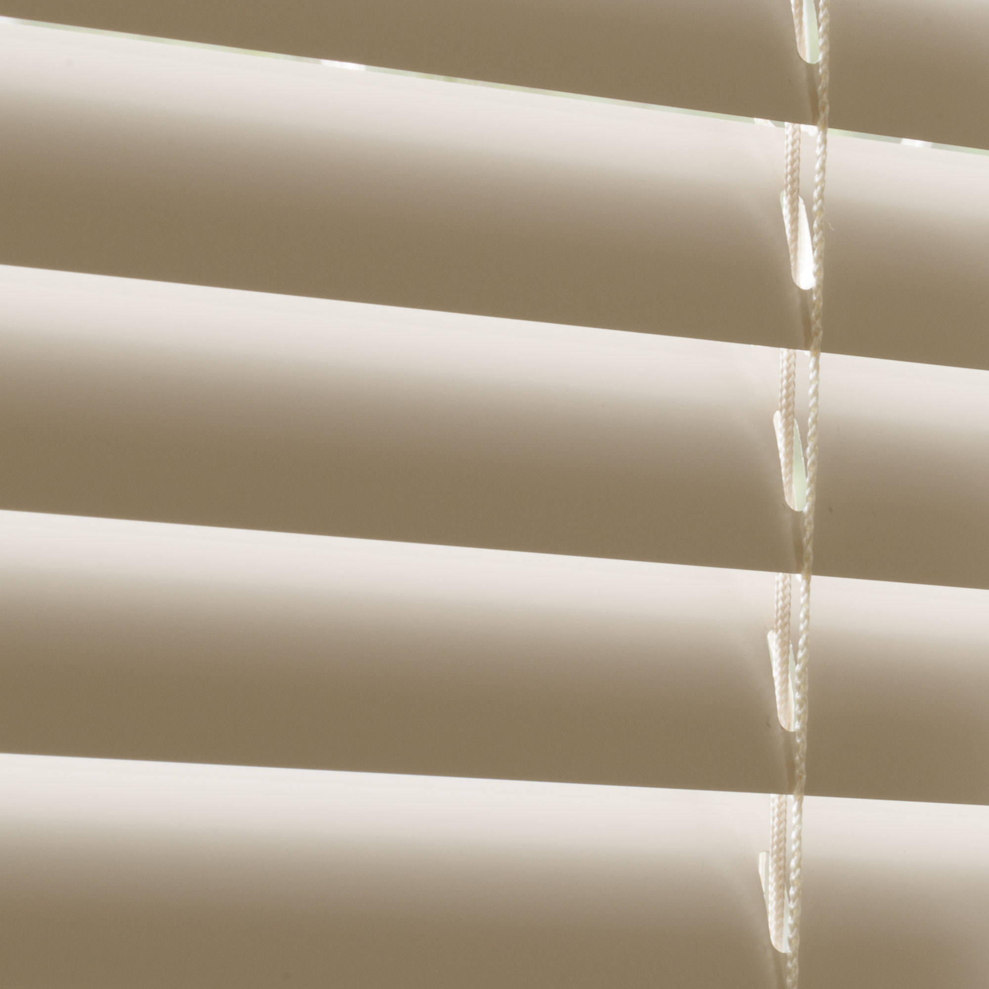 slider_image_39d0f177b9ec46358b7724551698f62f Aluminium Jalousie mit horizontalen Lamellen und Zugmechanismus