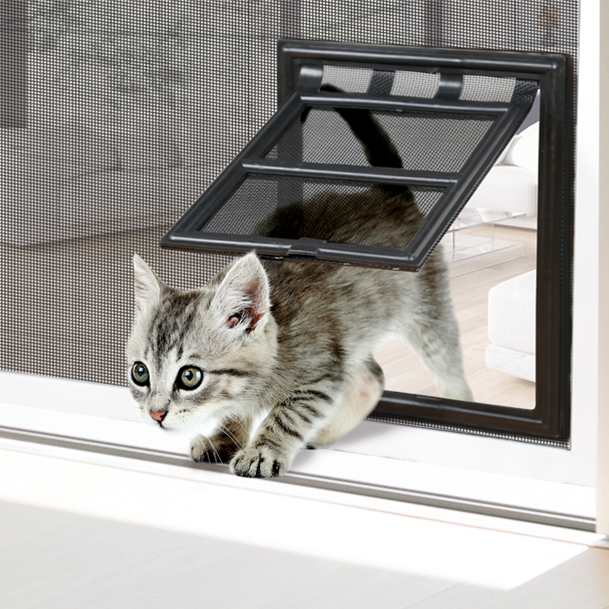Katzenklappe in Fliegengittertür mit Katze, die hindurchgeht