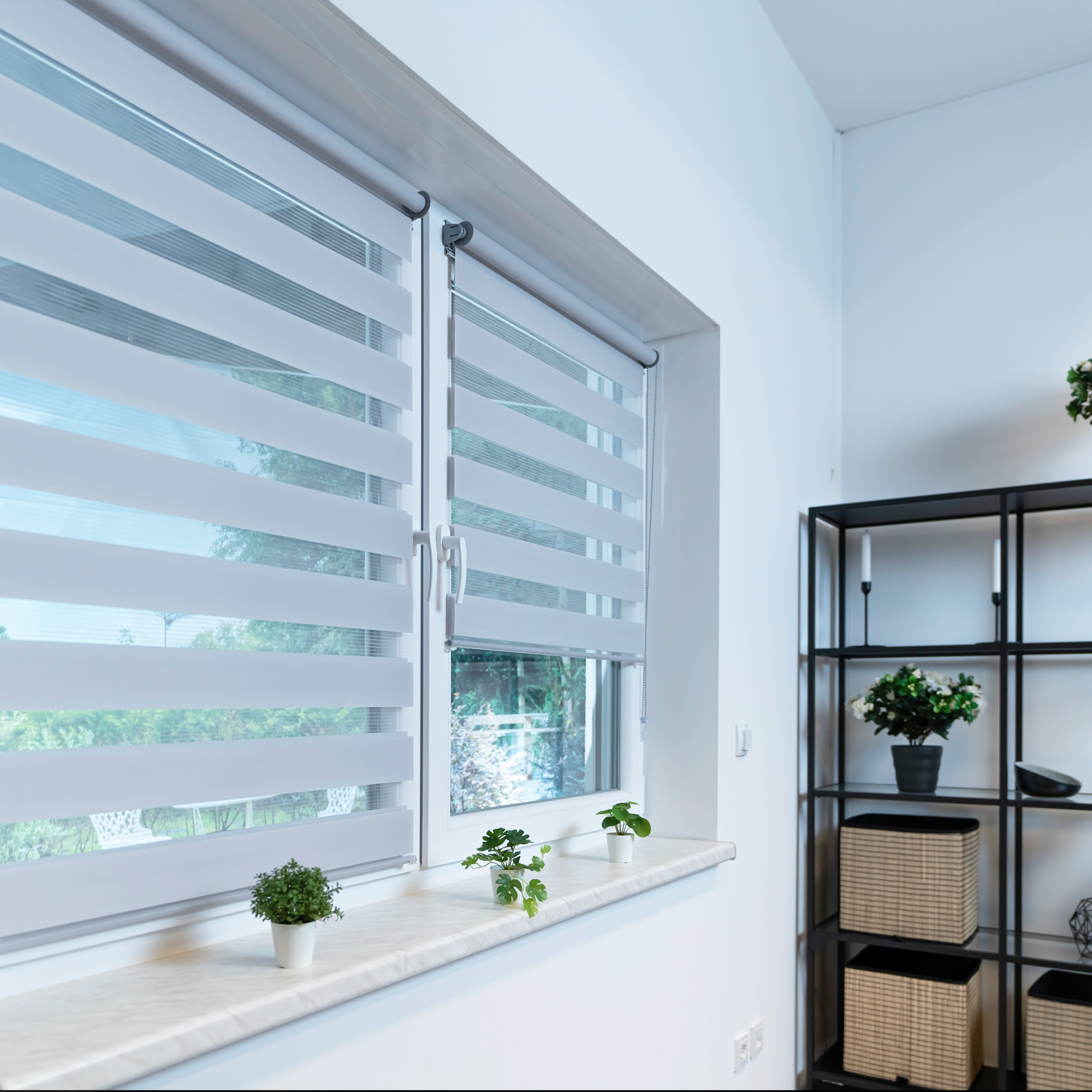 slider_image_2f86ee15df984165ac922625d0d92035 Klemmfix Doppelrollo an Fenster montiert, ermöglicht flexible Lichtregulierung im Raum