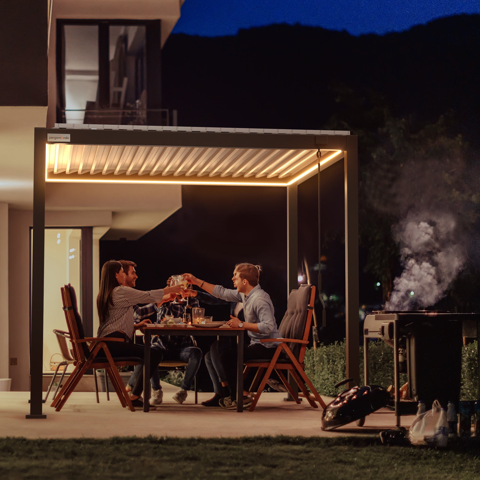 slider_image_01932ac0d3f773c2b435c027849787b0 Gruppe sitzt unter Pergola mit Lamellendach und stößt an