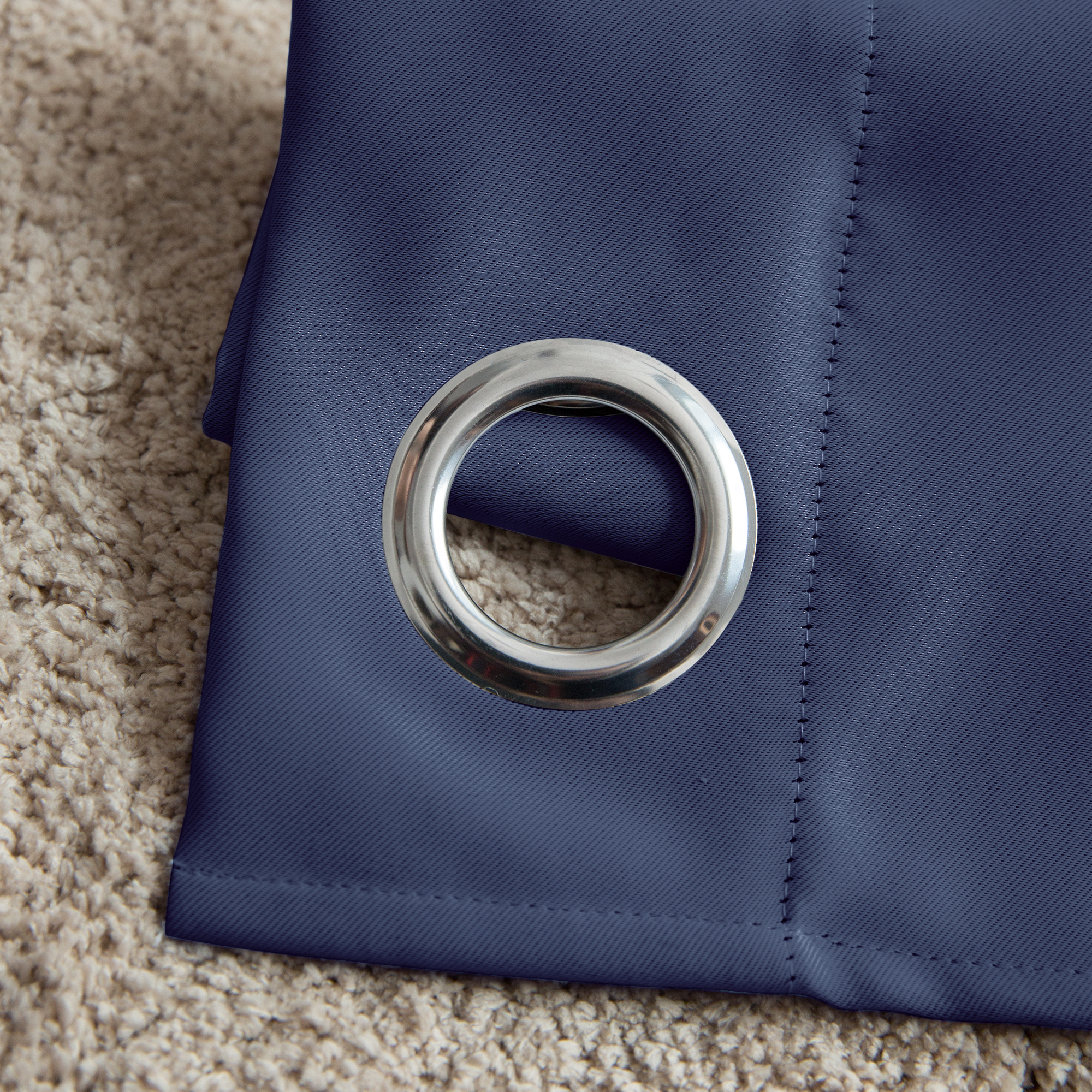 slider_image_b5241746207143c5a9e383af8541013c Ösenvorhang mit Metallring auf Teppich liegend