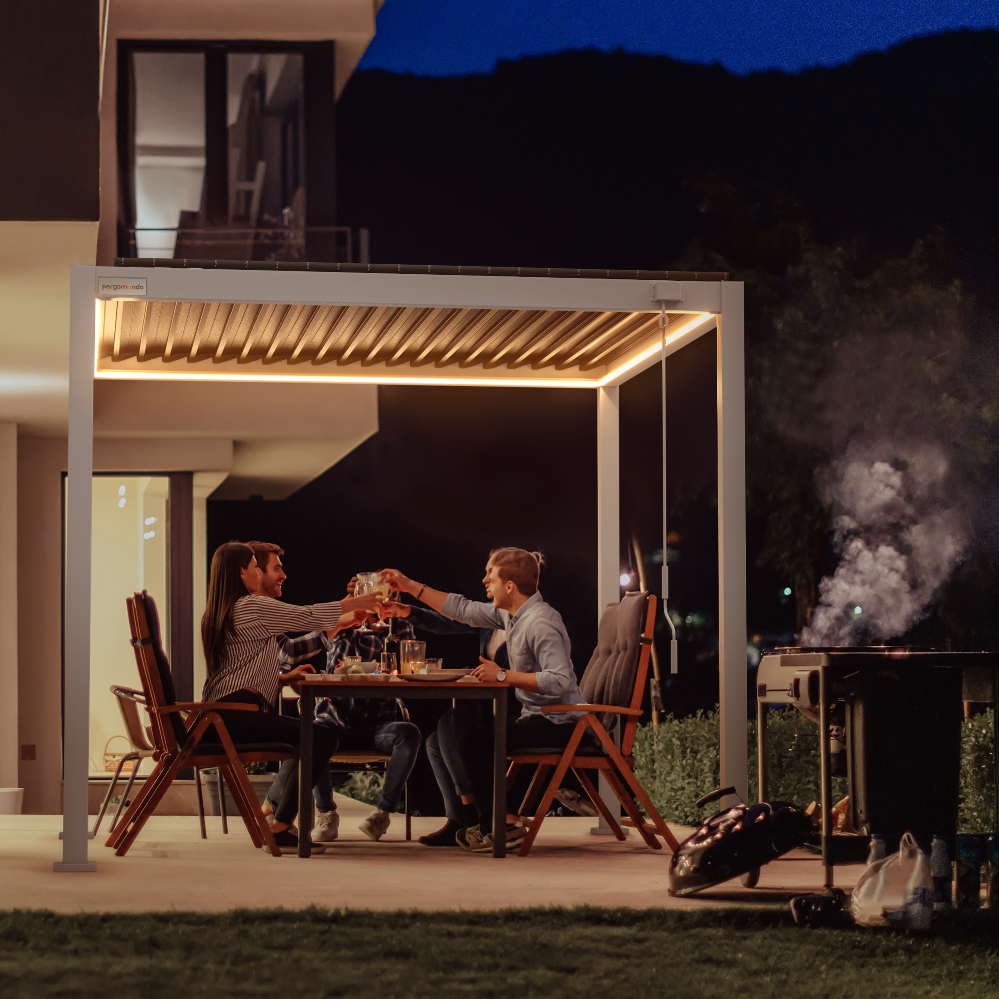 slider_image_01932ad9b50f77dab3a3ececc9197a13 Menschen sitzen unter einer Pergola mit Lamellendach und stoßen an