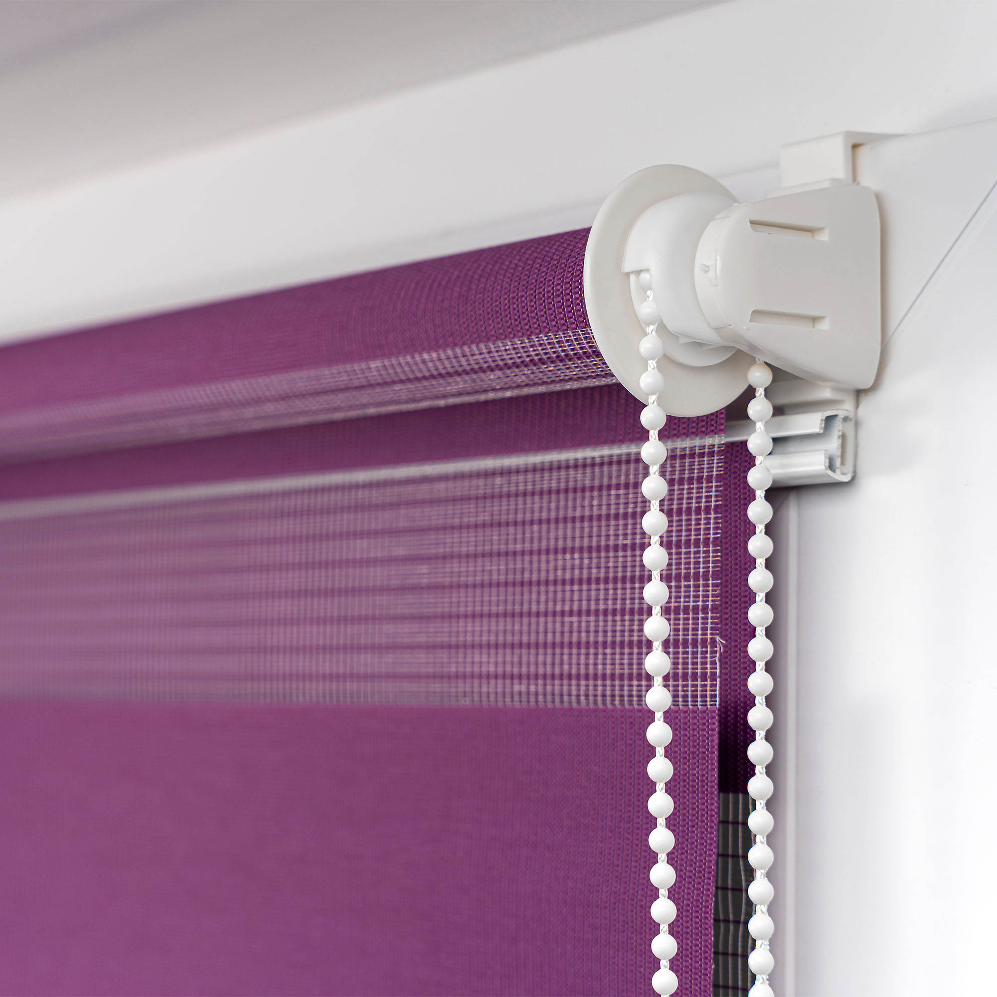 slider_image_50d068a7ea9246c48fb07669fee7e9fd Klemmfix Doppelrollo mit Kettenzug zur Lichtregulierung an einem Fensterrahmen montiert