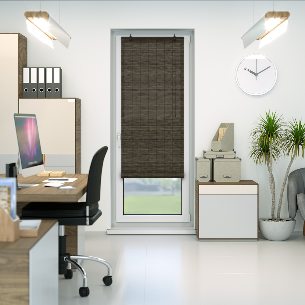 Bambusrollo an einer Tür in einem Büro mit Schreibtisch und Pflanzen im Hintergrund