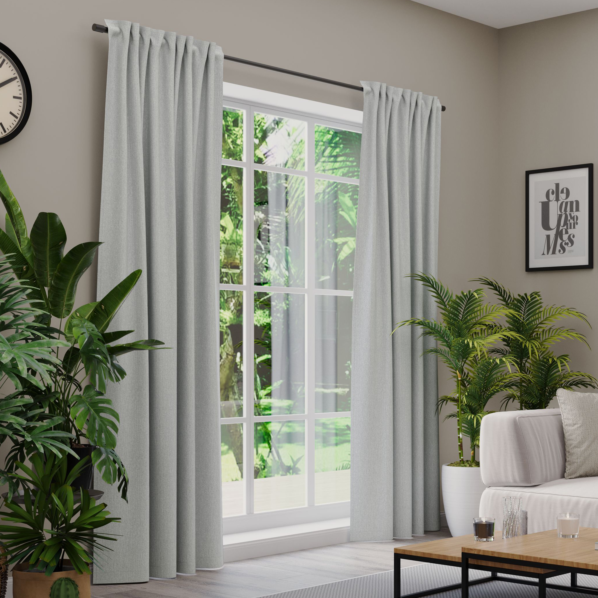 Gardinen an einem Fenster in einem Wohnzimmer mit Pflanzen und Möbeln