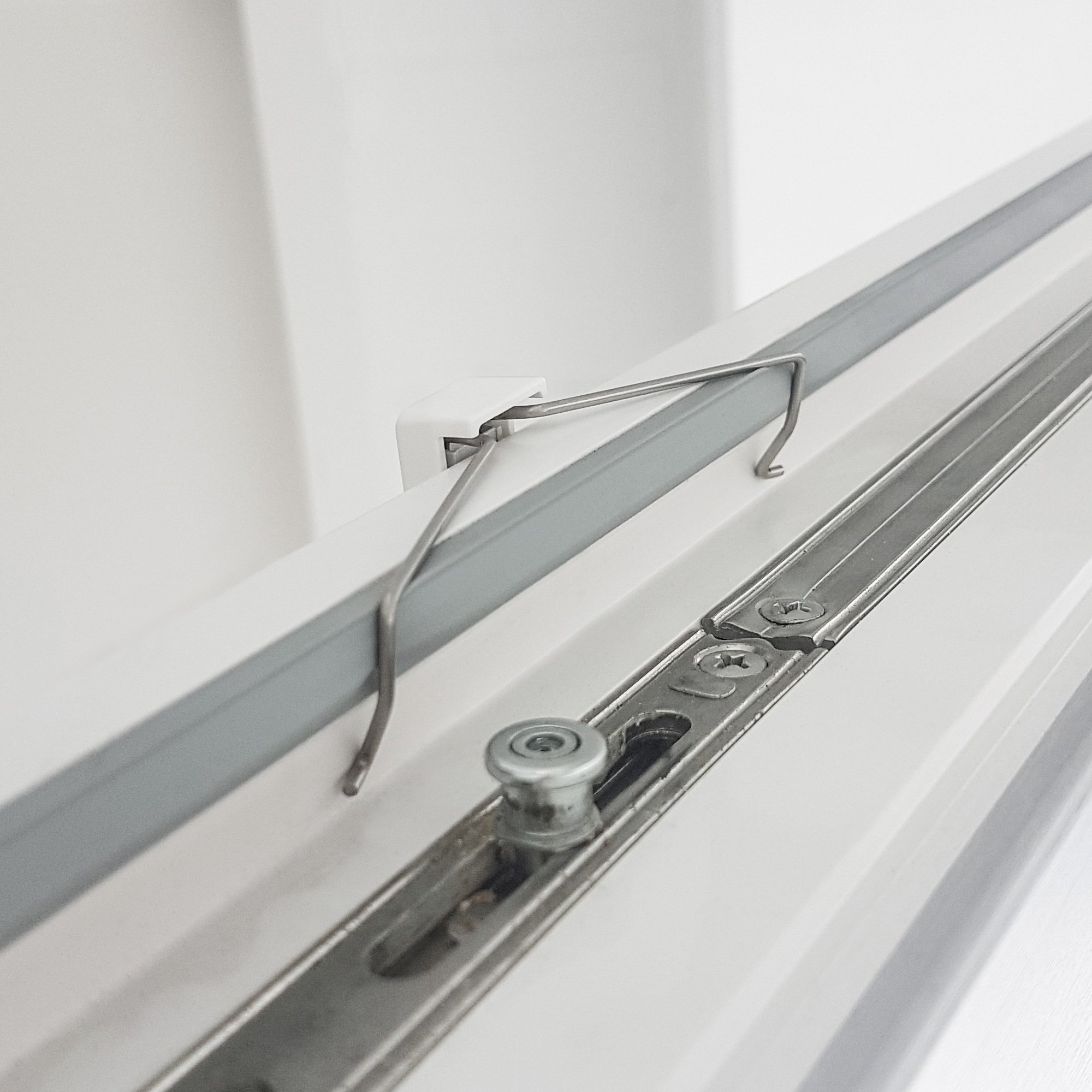 Klemmhalter für Plissees an Fensterrahmen montiert