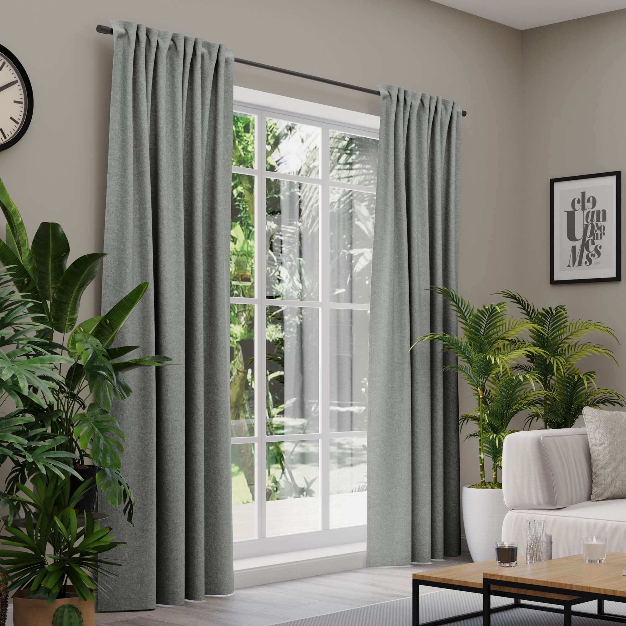 Gardinen an einem Fenster in einem Wohnzimmer mit Pflanzen und Möbeln