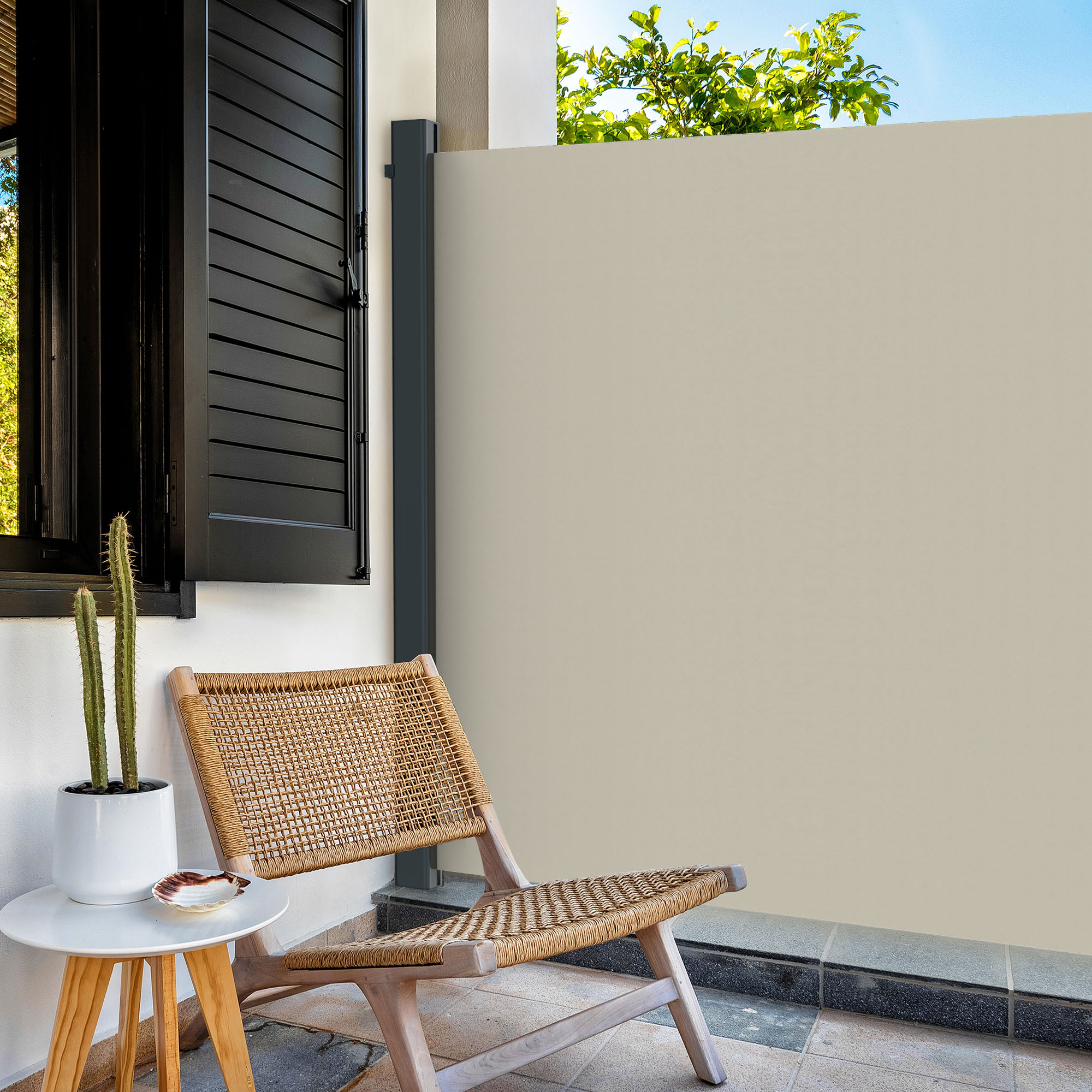 Terrasse mit Sichtschutz, Stuhl und Tisch mit Kaktus