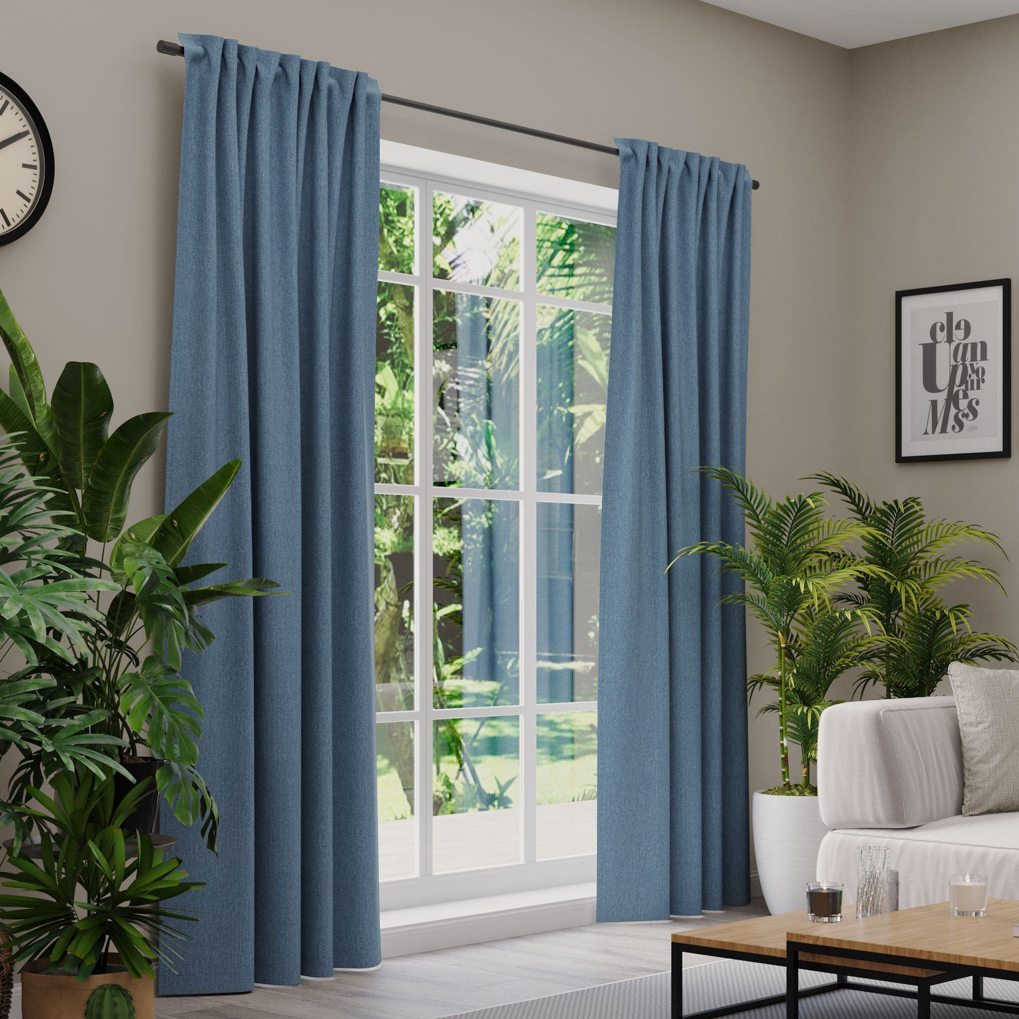 Gardinen an einem Fenster in einem Wohnzimmer mit Pflanzen und Möbeln