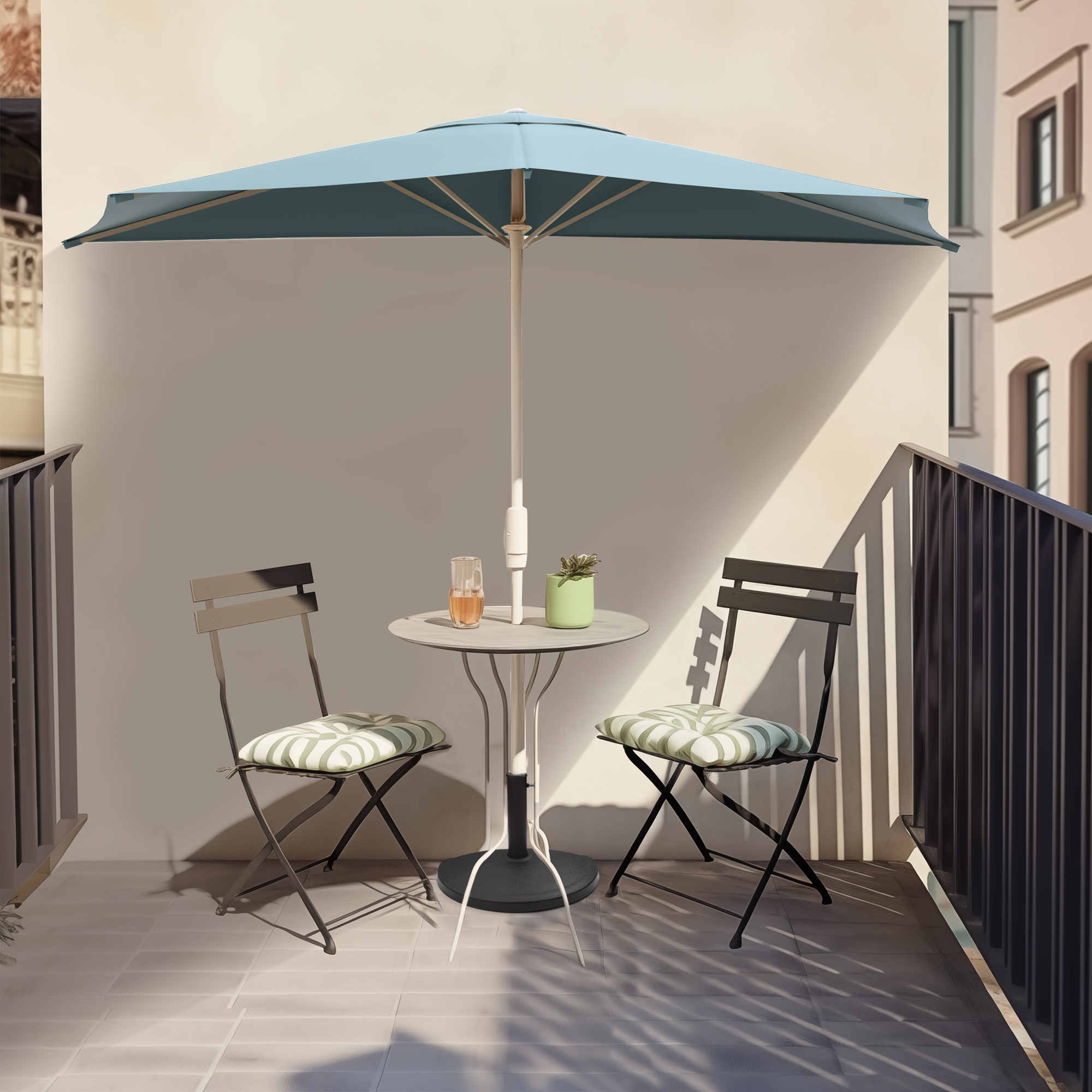 Halbrunder Sonnenschirm auf Balkon mit Tisch und zwei Stühlen