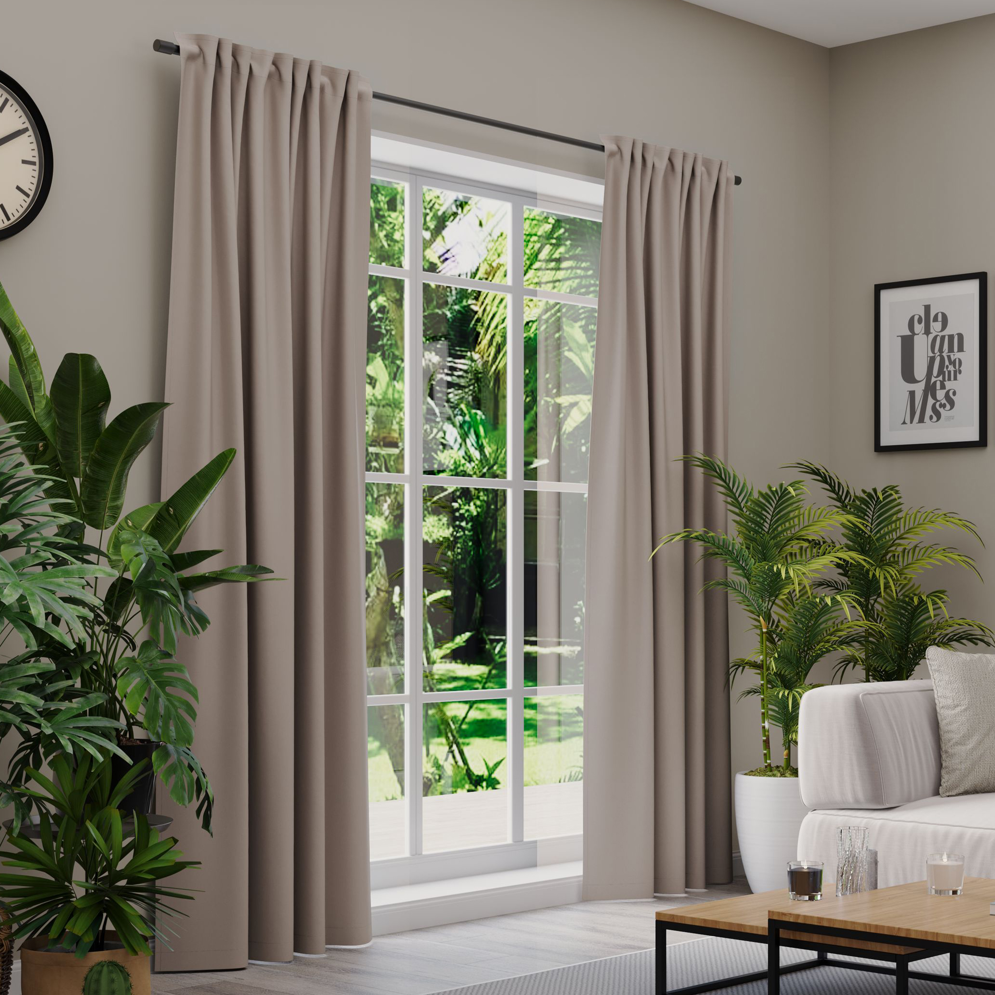 Gardinen an einem Fenster in einem Wohnzimmer mit Pflanzen und Möbeln