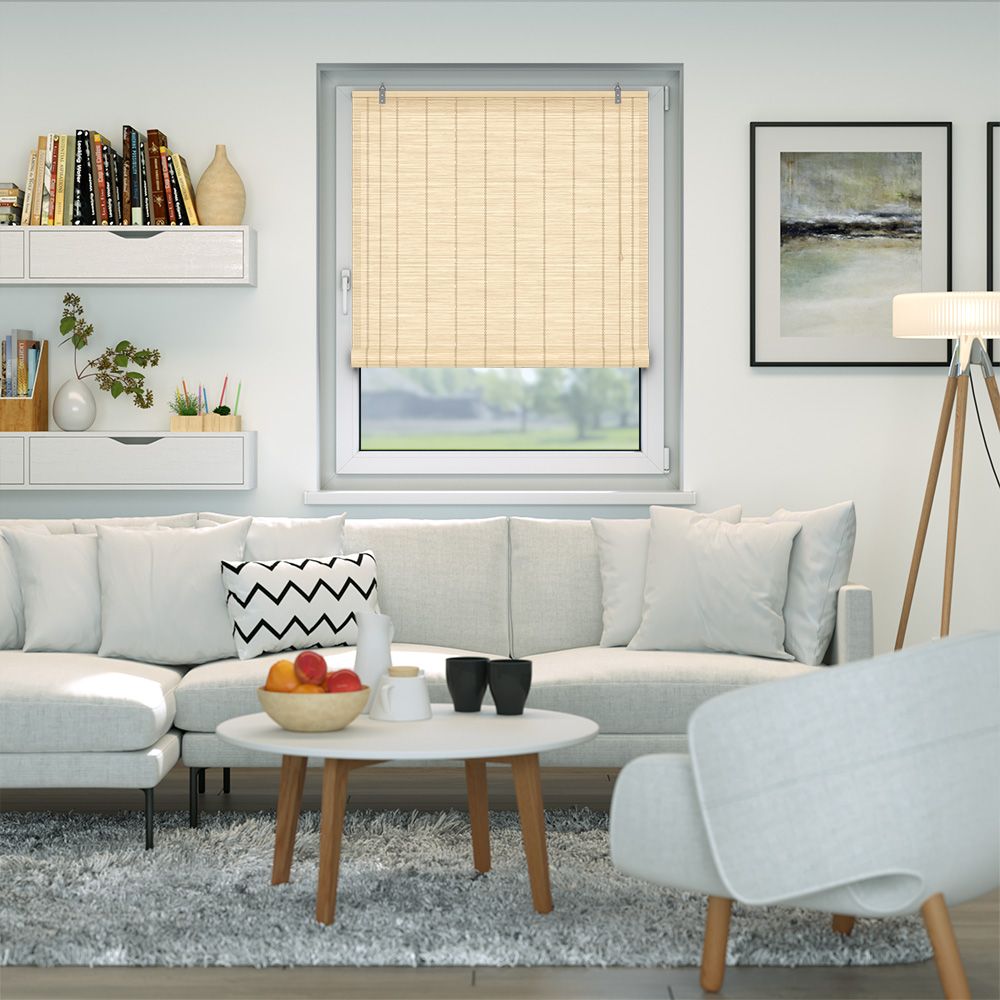 Bambusrollo an einem Fenster in einem modern eingerichteten Wohnzimmer