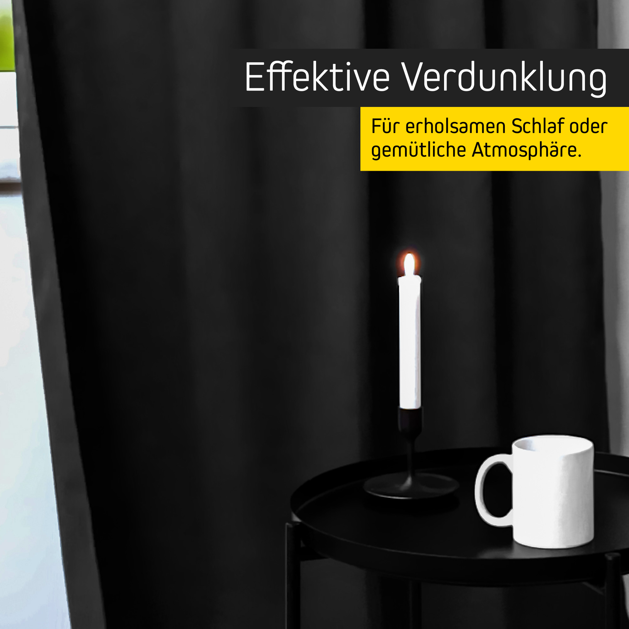 Brandschutz-Vorhang mit Kombiband, neben Tisch mit Kerze und Tasse, für Verdunklung geeignet