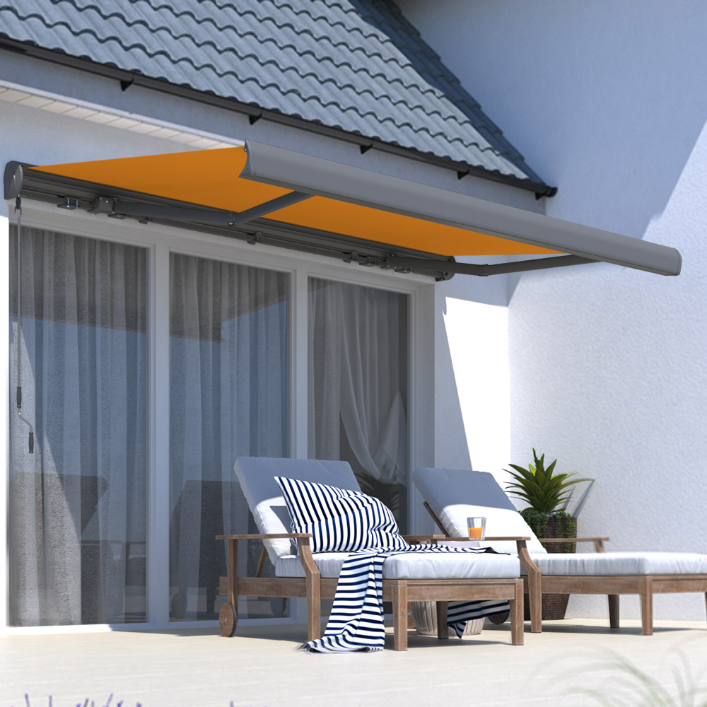 Wandhalterung für Kassettenmarkise an Hauswand über Terrasse mit Möbeln