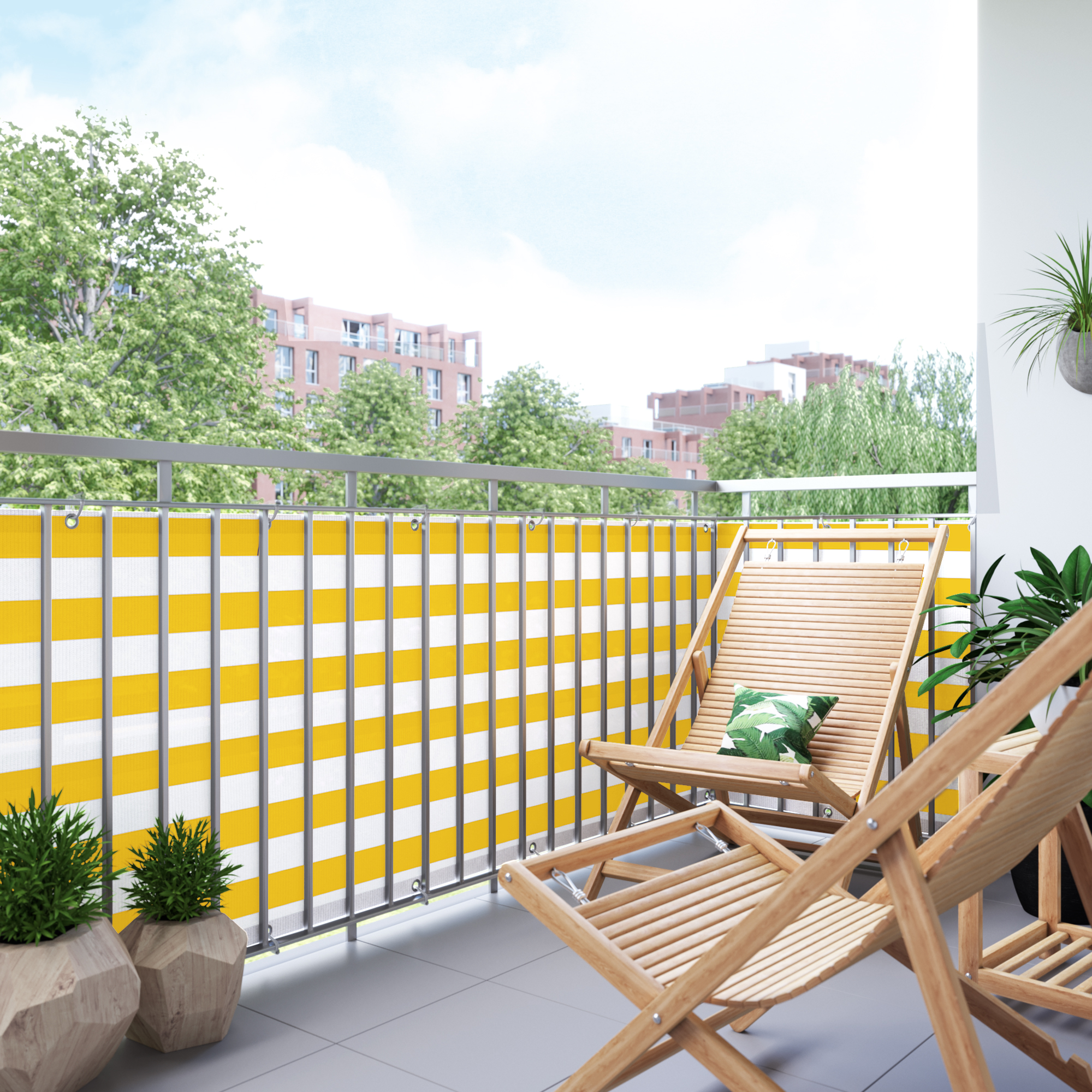Balkon mit Bespannung aus atmungsaktivem Material, umgeben von Pflanzen und Stühlen