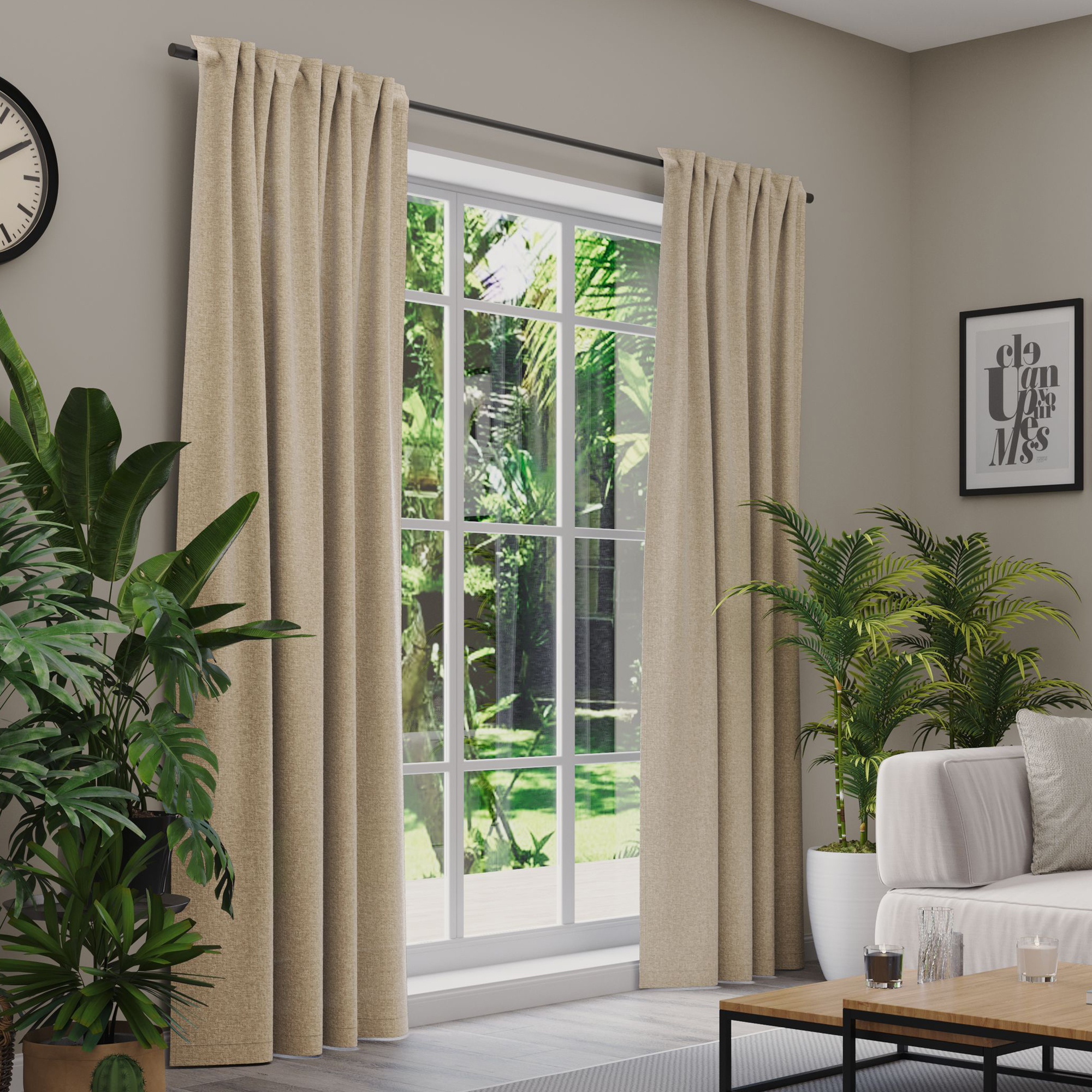 Gardinen an einem Fenster in einem Wohnzimmer mit Pflanzen und Möbeln