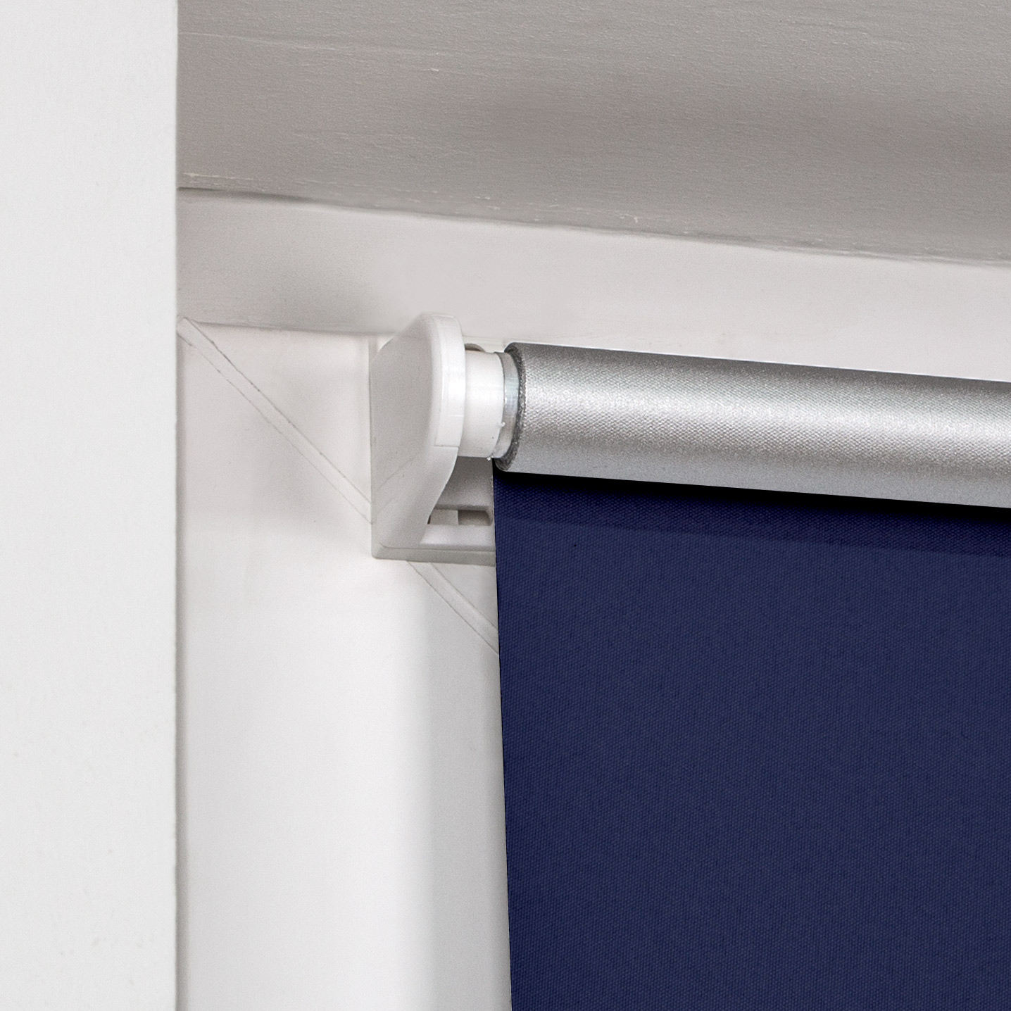 slider_image_01922d4fe0c5725b9a952c1a913b4347 Rollosystem an der Wand montiert, zeigt Halterung und teilweise abgerolltes Material