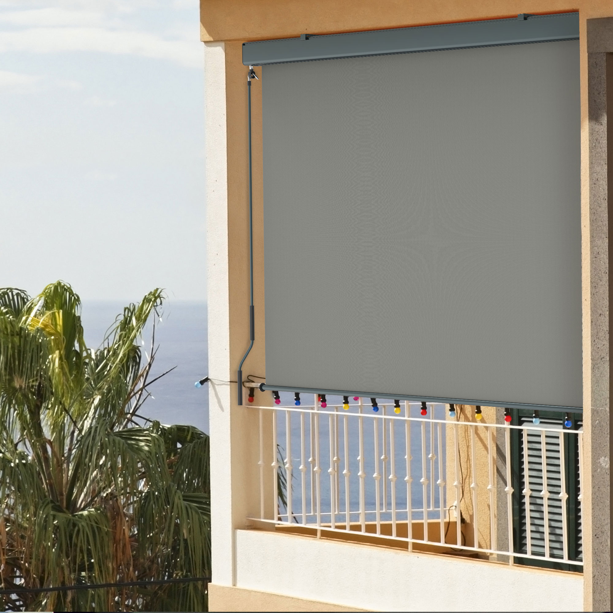 Außenrollo mit Kassette und Kurbel an Balkon montiert, dient als Sonnenschutz