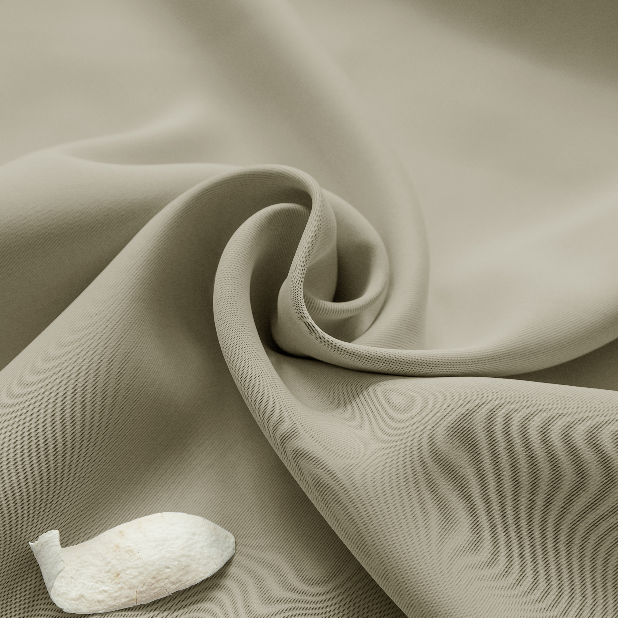 slider_image_d1c038f652b4429fadbb396d6d61c557 Faltiger Stoff eines Ösenvorhangs mit dekorativem Element