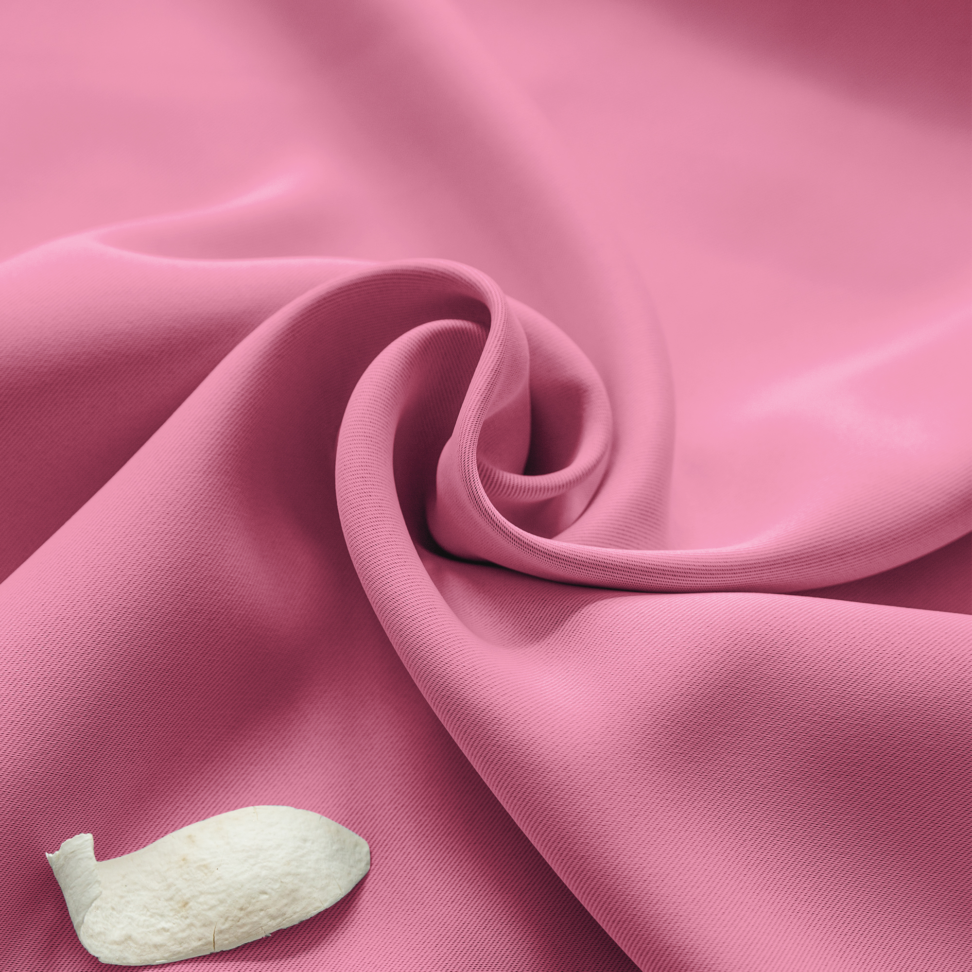 Faltiger Stoff eines Ösenvorhangs mit dekorativem Element